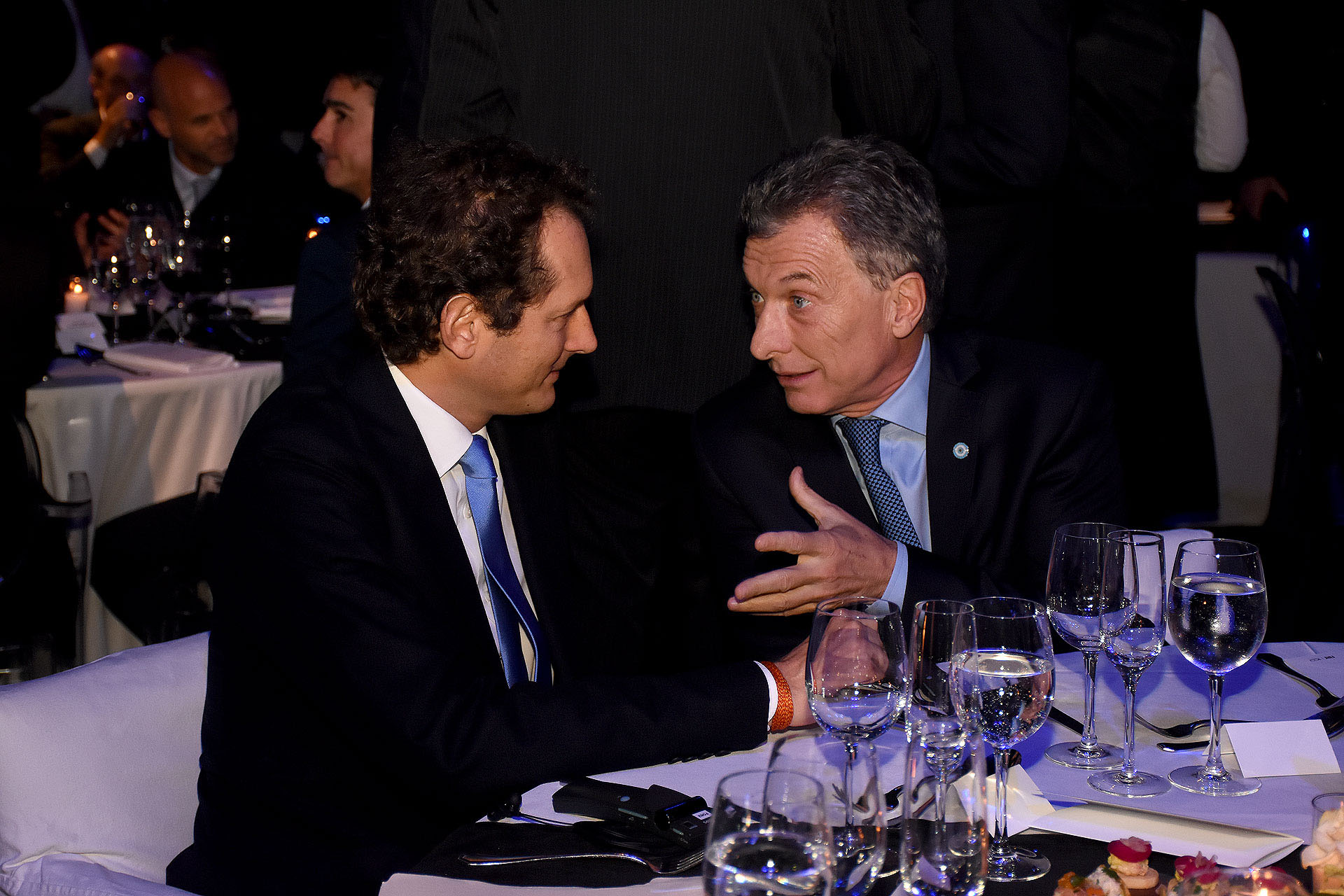 John Elkann (foto) reafirmó el compromiso de FCA para “continuar escribiendo la historia futura junto a la Argentina”. “Gracias a su gente y su potencial, este país tiene todas las cartas para superar los problemas de la situación actual. El vínculo que sentimos con la Argentina es, sin duda, especial. Vivimos juntos retos y éxitos; períodos florecientes, difíciles y de cambios. El legado que presenciamos hoy no se trata solo de inversiones, capacitación de nuestros colaboradores o de la contribución que hemos hecho al desarrollo industrial y tecnológico del país. También es, sobre todo, una historia humana, de decenas de miles de argentinos, muchos de ellos descendientes de italianos, que compartieron sueños y desafíos, y es gracias a ellos que se construyó la gran familia de Fiat en la Argentina”, expresó