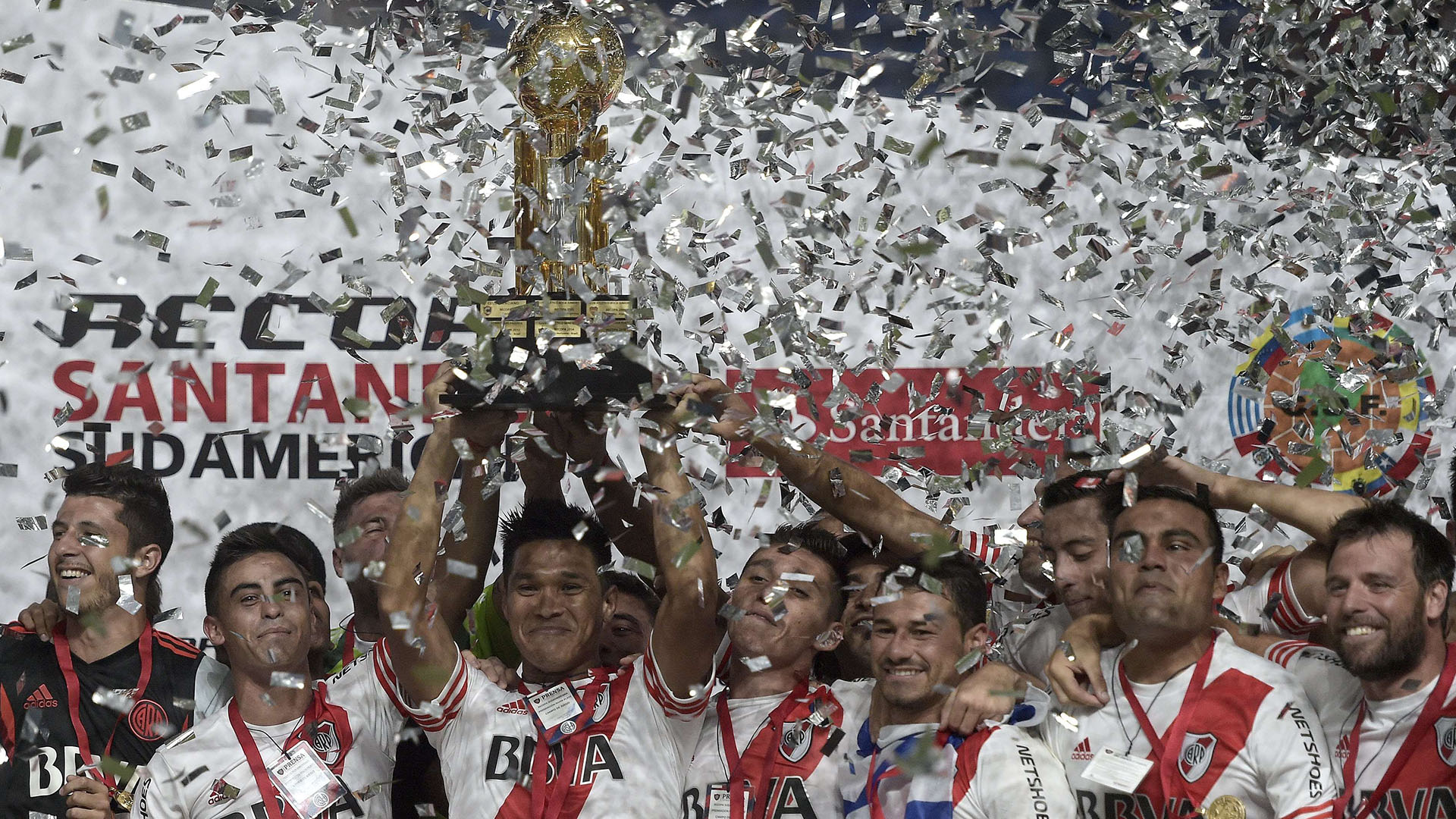 Los jugadores de River Plate festejan la obtención de su primera Recopa Sudamericana 2015, tras superar en la serie a San Lorenzo de Almagro (FOTO NA: AFP PHOTO)
