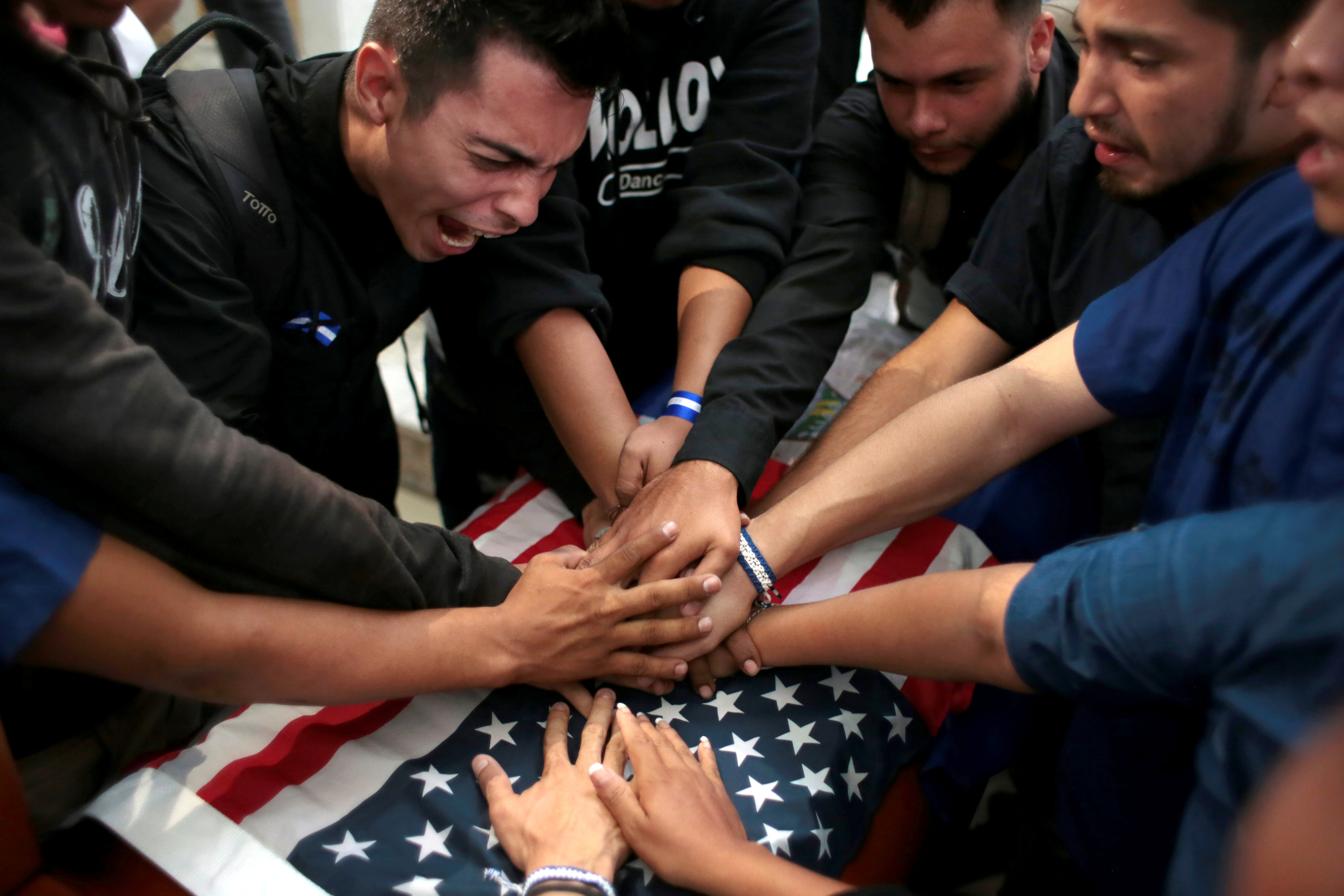 Manifestantes opositores tocan el ataúd de Eddy Montes durante el funeral en Matagalpa (REUTERS/Oswaldo Rivas)