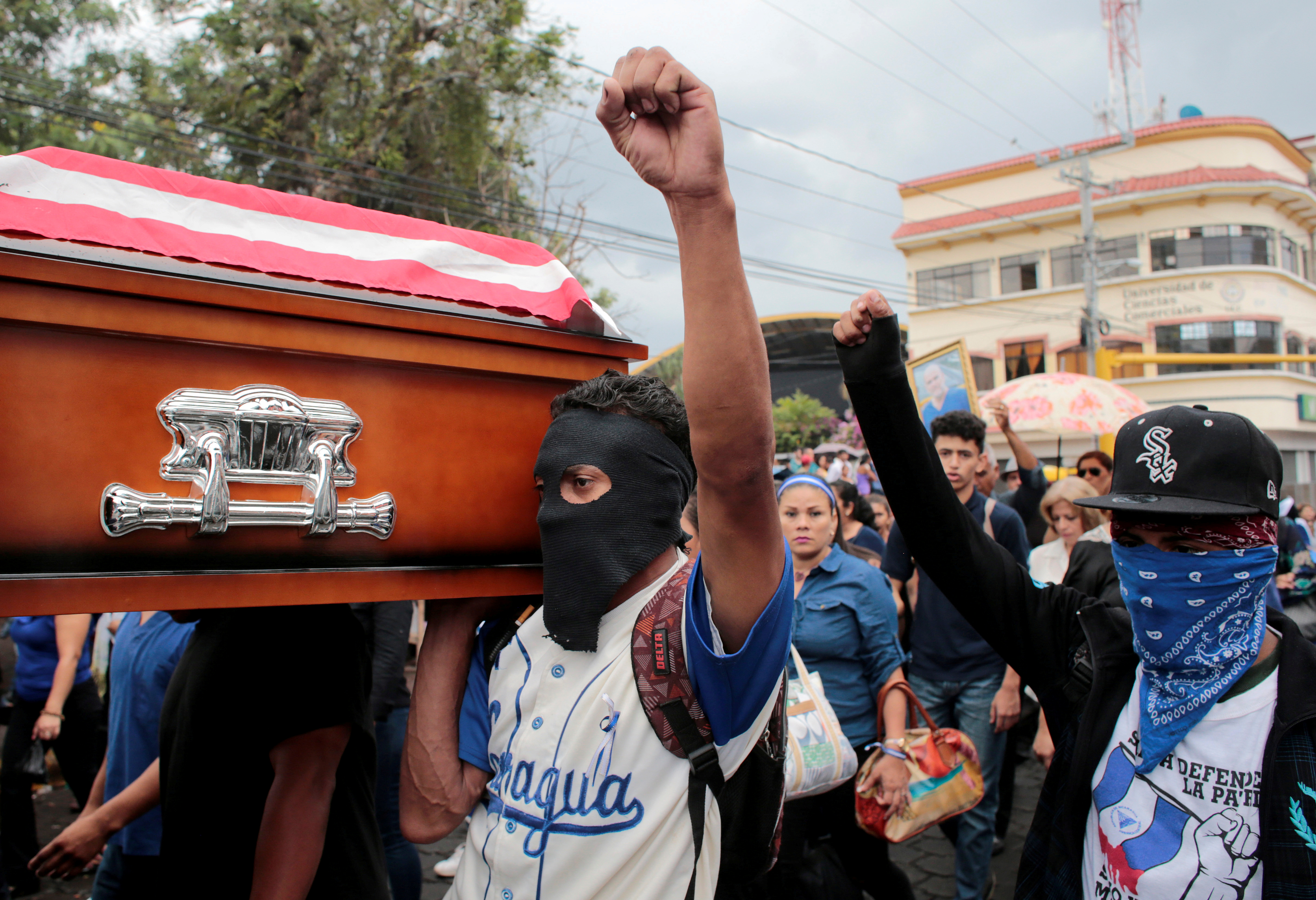 Manifestantes opositores al régimen de Ortega durante el funeral de Eddy Montes, el preso político que murió de un disparo en la cárcel (REUTERS/Oswaldo Rivas)