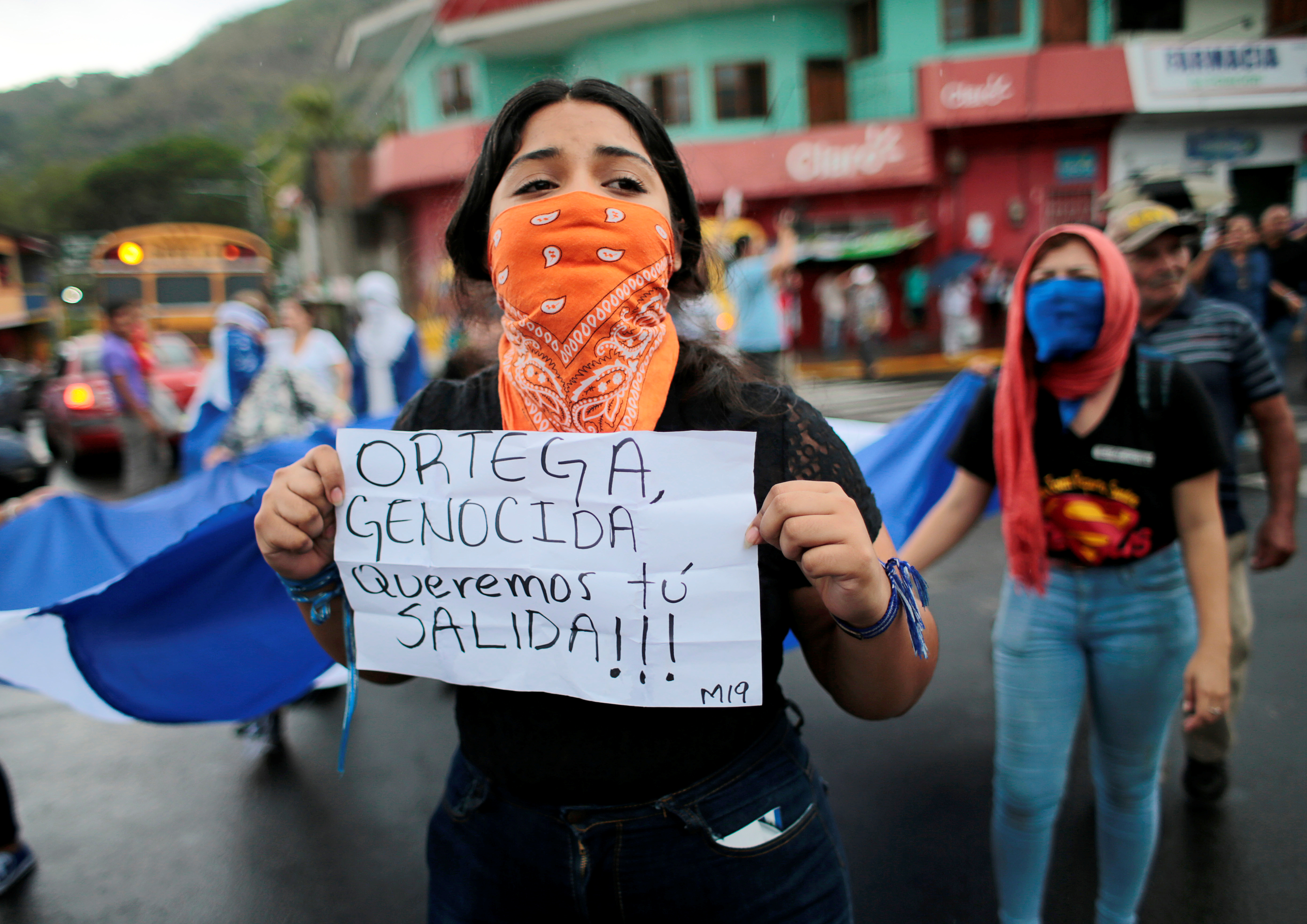 Una manifestante con un mensaje contra Ortega durante el funeral de Eddy Montes (REUTERS/Oswaldo Rivas)
