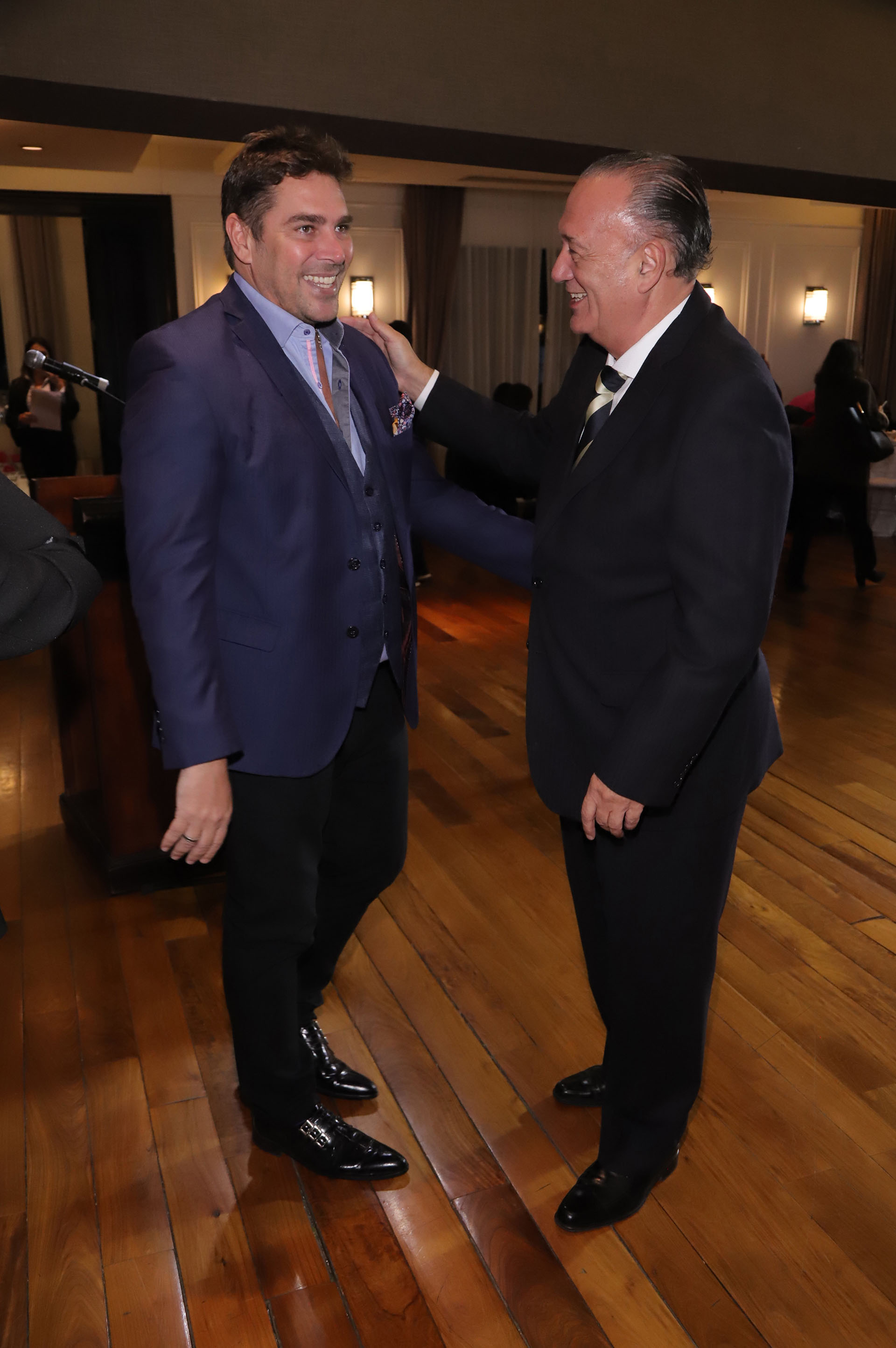 Matías Alé junto al director del Hospital Rivadavia, Eduardo Fernández Rostello
