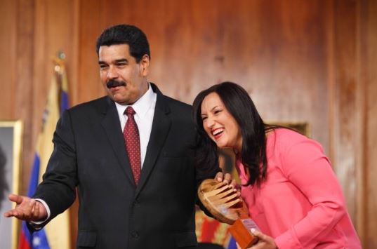 Madelein García, al recibir el Premio Nacional de Periodismo de las manos de Nicolás Maduro.