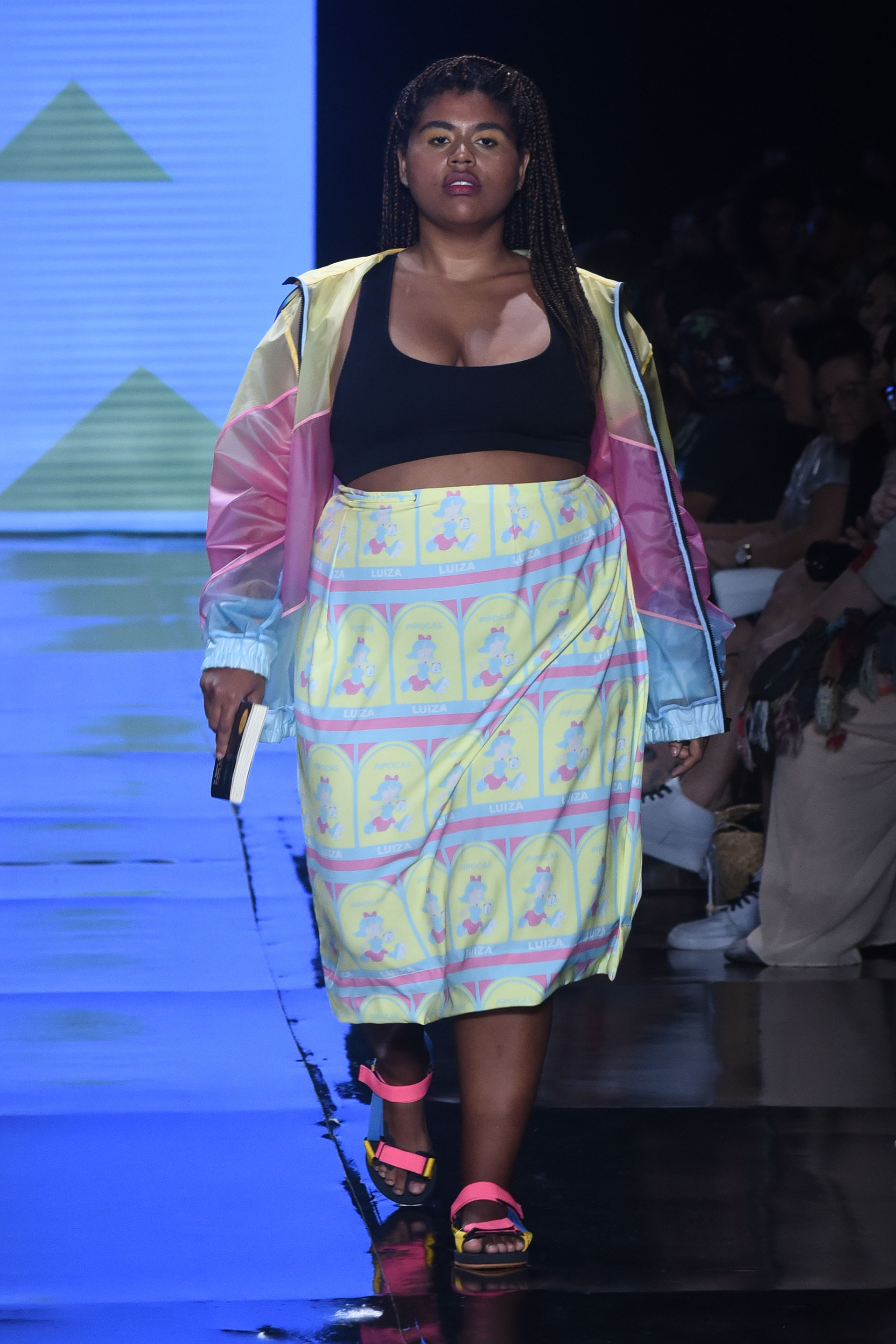 Luiza Nobel, la cantante y modelo plus size en plena pasarela (Baba).
