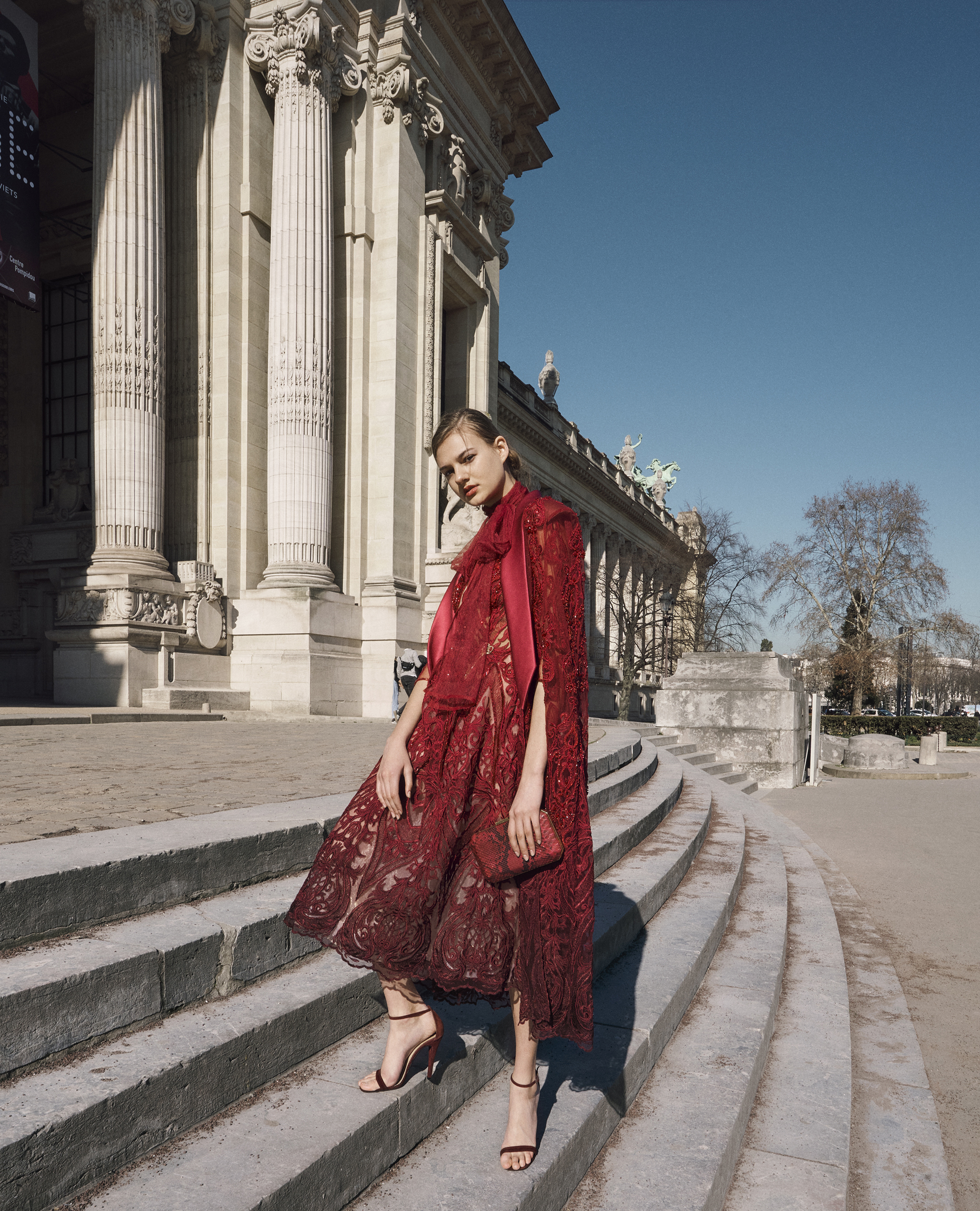Un vestido con capa. Realizado en richelieu, la técnica la cual se identifica el diseñador peruano que