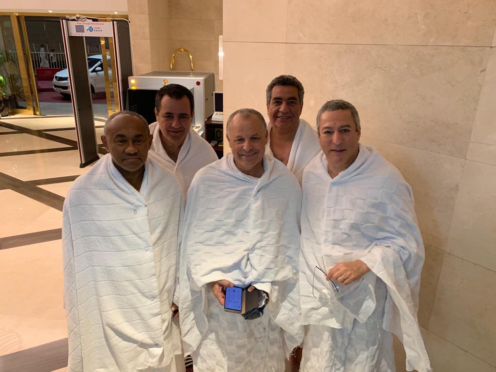 El presidente de la CAF, Ahmad Ahmad (primero por la izquierda), junto a Idriss Akki, director general de Lagardere, y Hany Abo Rida, presidente de la Federación egipcia, durante su reciente peregrinación a La Meca (Foto: @AbouRidaHany)