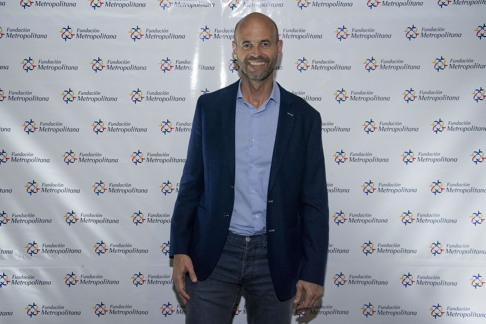 El ministro de Transporte, Guillermo Dietrich, a su llegada al cóctel anual. La Fundación Metropolitana es una organización no gubernamental que desde el año 2000 trabaja para mejorar la gestión de políticas públicas con mirada regional, con el objetivo de lograr una mayor equidad, inclusión social y desarrollo sustentable. A lo largo de estos años, trabajó en la generación de escenarios de debate y consenso a través de la organización y participación en encuentros y talleres