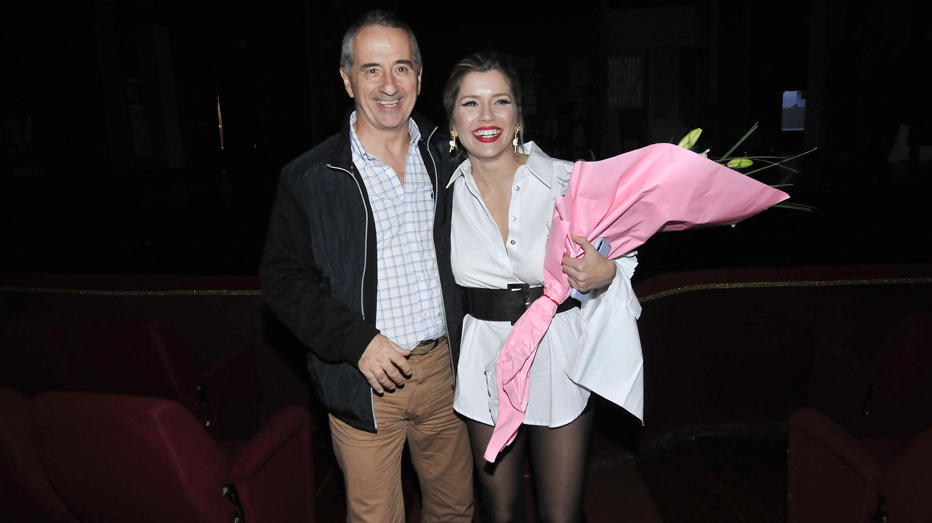 Laurita, abrazada con su papá Carlos Fernández
