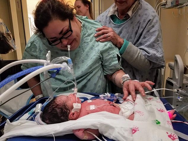 La fotografía muestra a la acusada junto al bebé de la víctima, horas después de que se cometiera el asesinato (Foto: CBS)