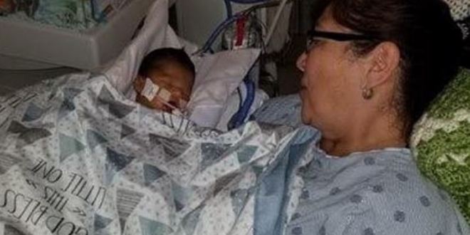 Esta es la fotografía que Clarisa Figueroa subió a la página de GoFundMe, que buscaba recaudar fondos para su bebé moribundo (Foto: GoFundMe)