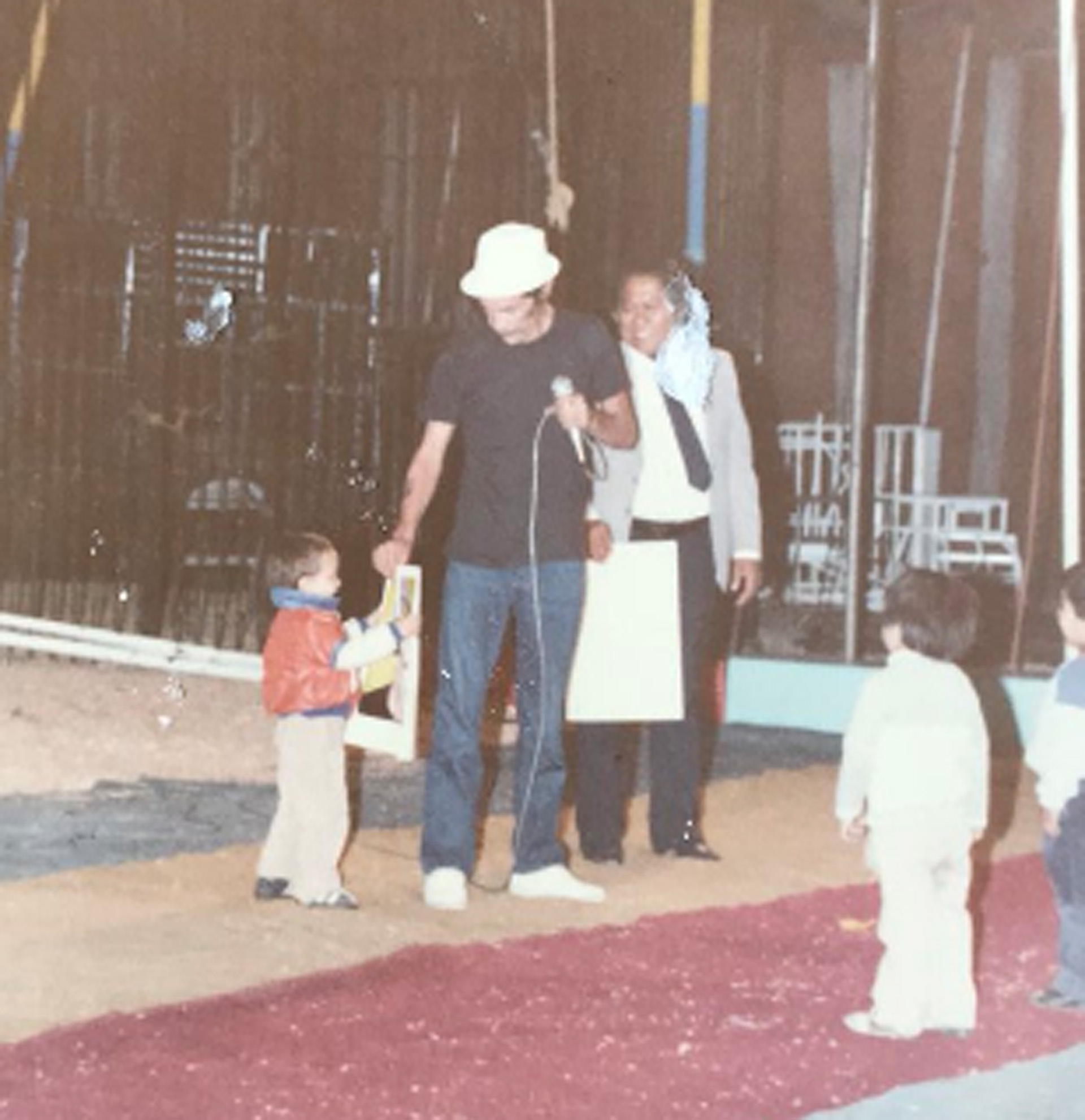 Miguel pasó al escenario con su abuelo Ramón Valdés (@RamnValdsCasti1)
