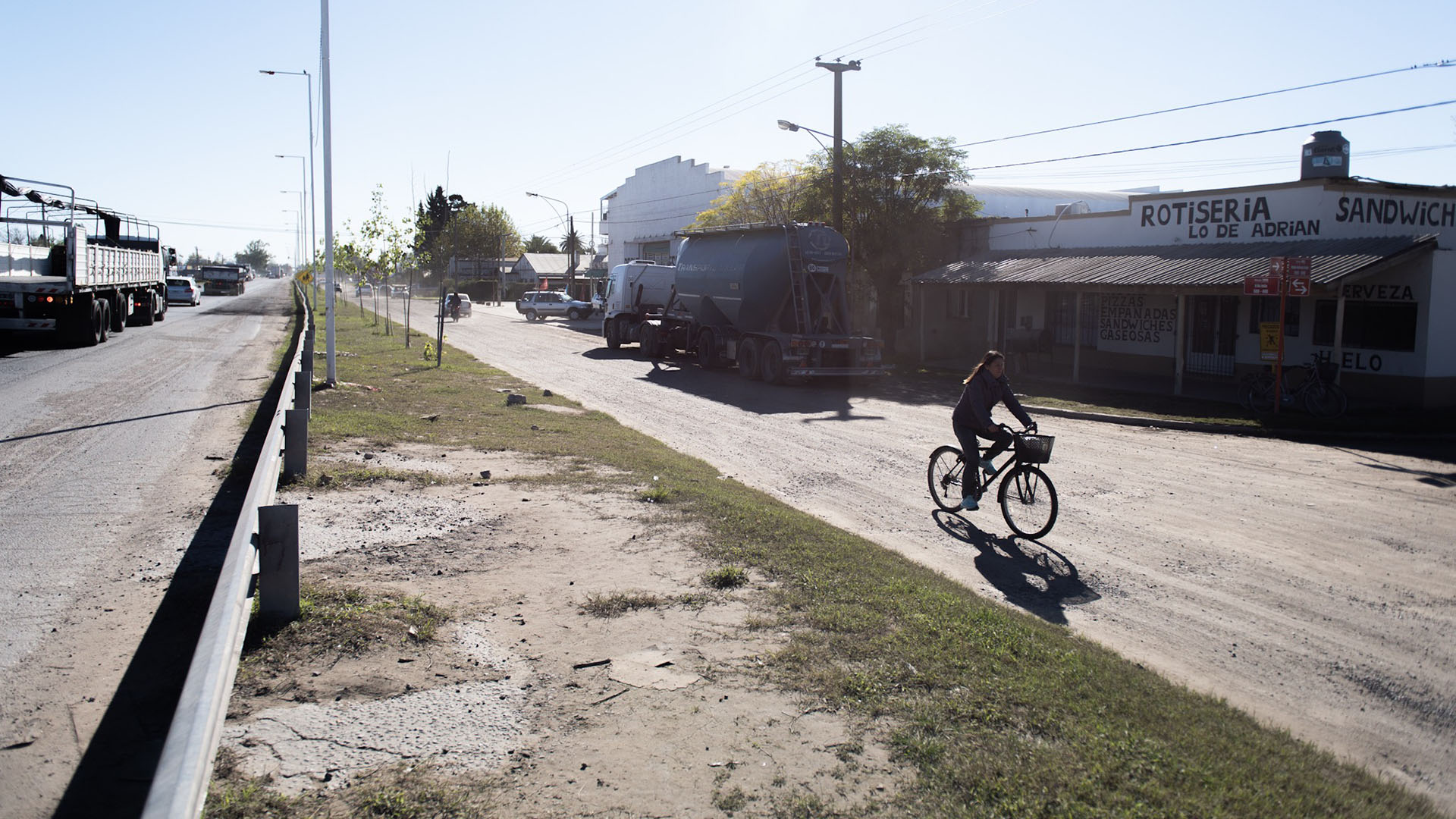 La colectora 9 de julio de un lado y la Ruta 3 del otro. Se unen pocas cuadras hacia el norte. En la esquina sucedió el impacto, casi a la misma altura del camión. La calle es de ripio y ahí suelen estacionar los transportistas que conduces camiones de cargas para descansar porque tienen iluminación y seguridad