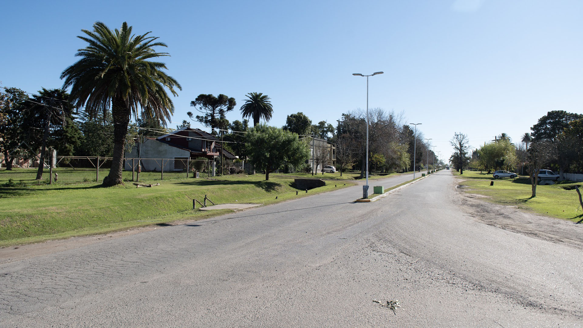 La ciudad está atravesada por la Ruta 3 y se une justamente cuadras después a la calle donde se ocasionó el choque del Fiat Spazio 147 con el acoplado del camión estacionada sobre el kilómetro 111 de la colectora 9 de Julio, esquina Pedro Nolasco López