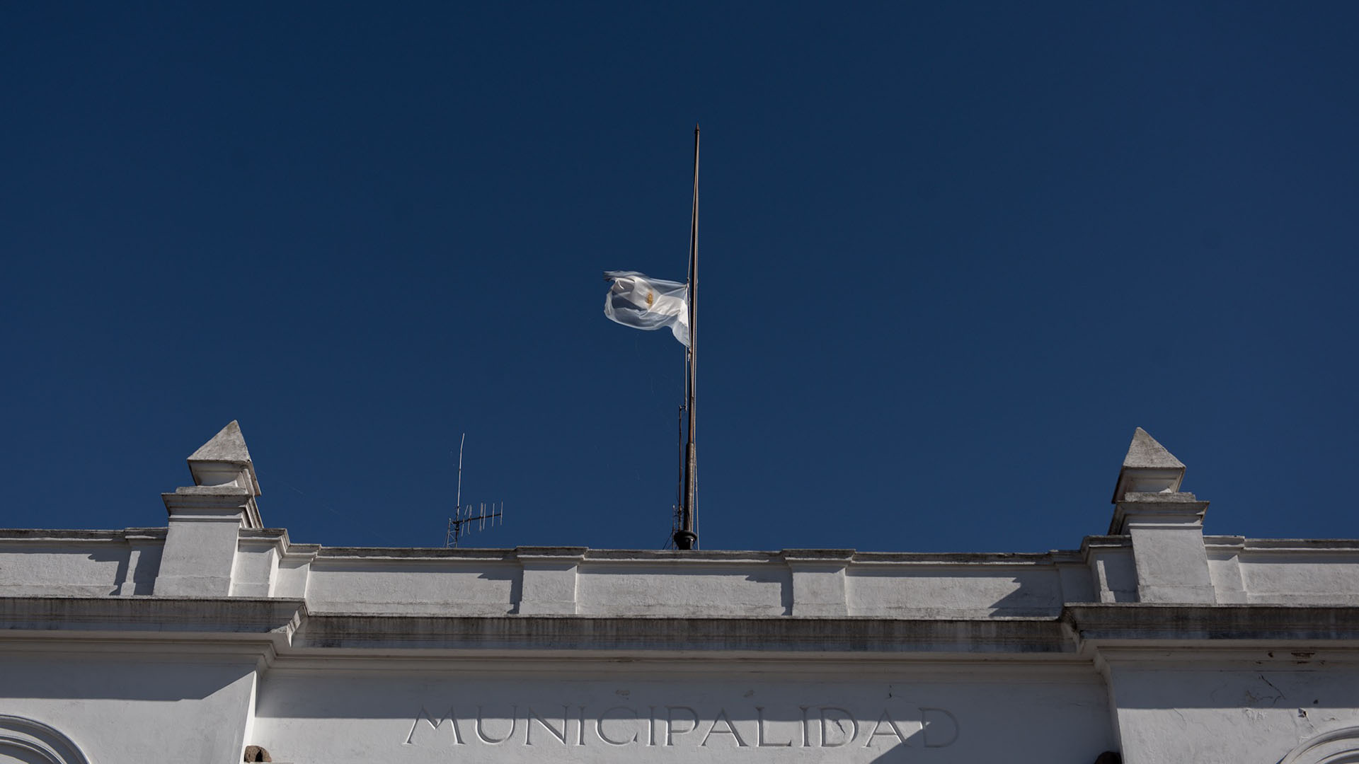 Sandra Mayol, la intendenta de San Miguel del Monte, decretó tres días de duelo. La bandera de la Municipalidad y de la comisaria se elevaron hasta media asta en símbolo del dolor por la pérdida de cuatro habitantes de la ciudad