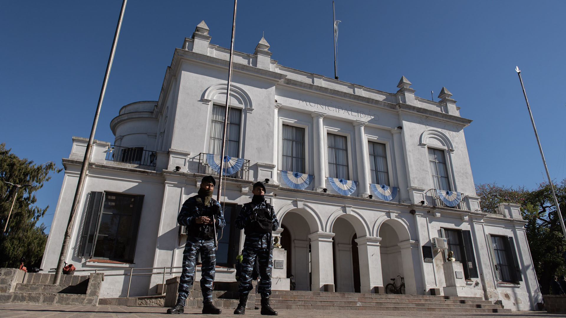 La Municipalidad de San Miguel del Monte se encuentra frente a la plaza principal. La calle de acceso, la vía profesora Laura Giagnacovo, está cerrada al tránsito desde el miércoles y custodiada por un nutrido cordón policial