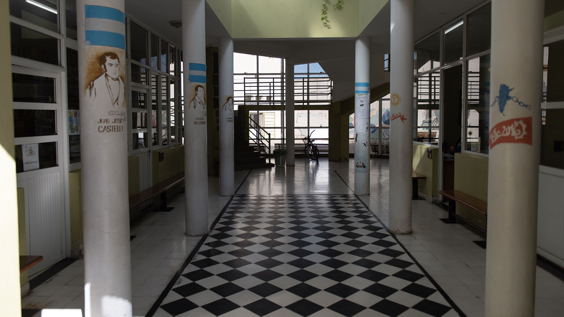 Gonzalo y Camila se habían cambiado de colegio este año. Y durante el curso lectivo, hace apenas dos meses, los dos varones se cambiaron de curso. Ellos se sentaban juntos y ellas también. Desde la institución ya trabajan con asistentes psicológicos para continuar con las clases en un aula que tiene, por el momento y a la espera del milagro por la evolución de Rocío, cuatro sillas vacías