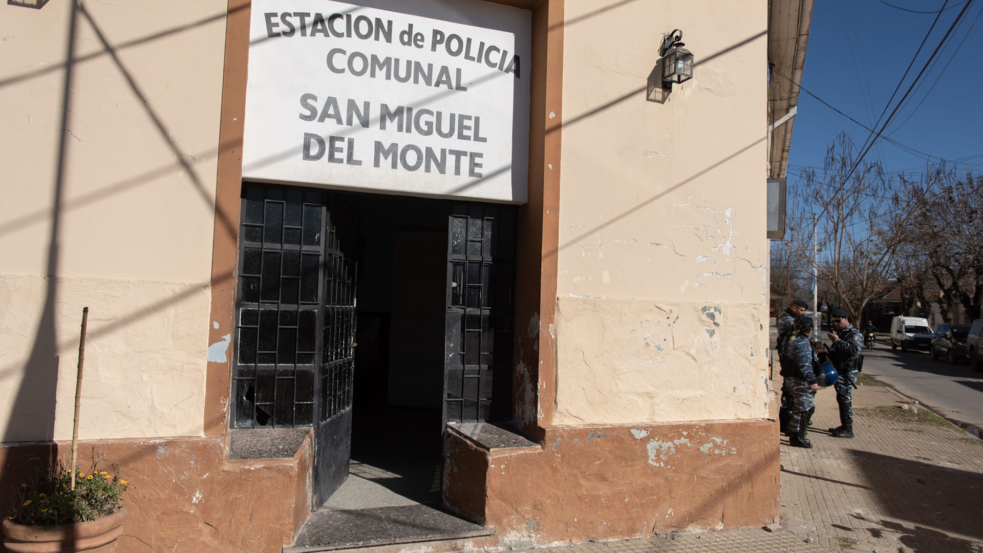 Conserva la tradicional disposición de instituciones de cada pueblo. La plaza principal, la Plaza Alsina, se enfrenta con el edificio municipal. En las inmediaciones se encuentra el banco, la iglesia, la comisaría, el centro comercial, los clubes deportivos