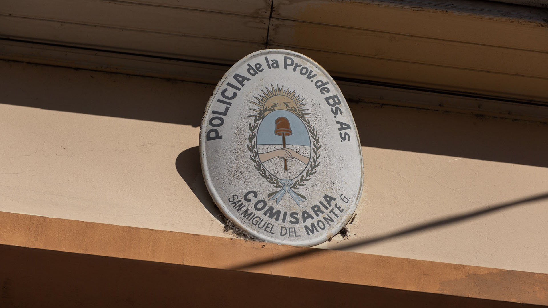 La entrada de la comisaría de Monte (Adrián Escandar)