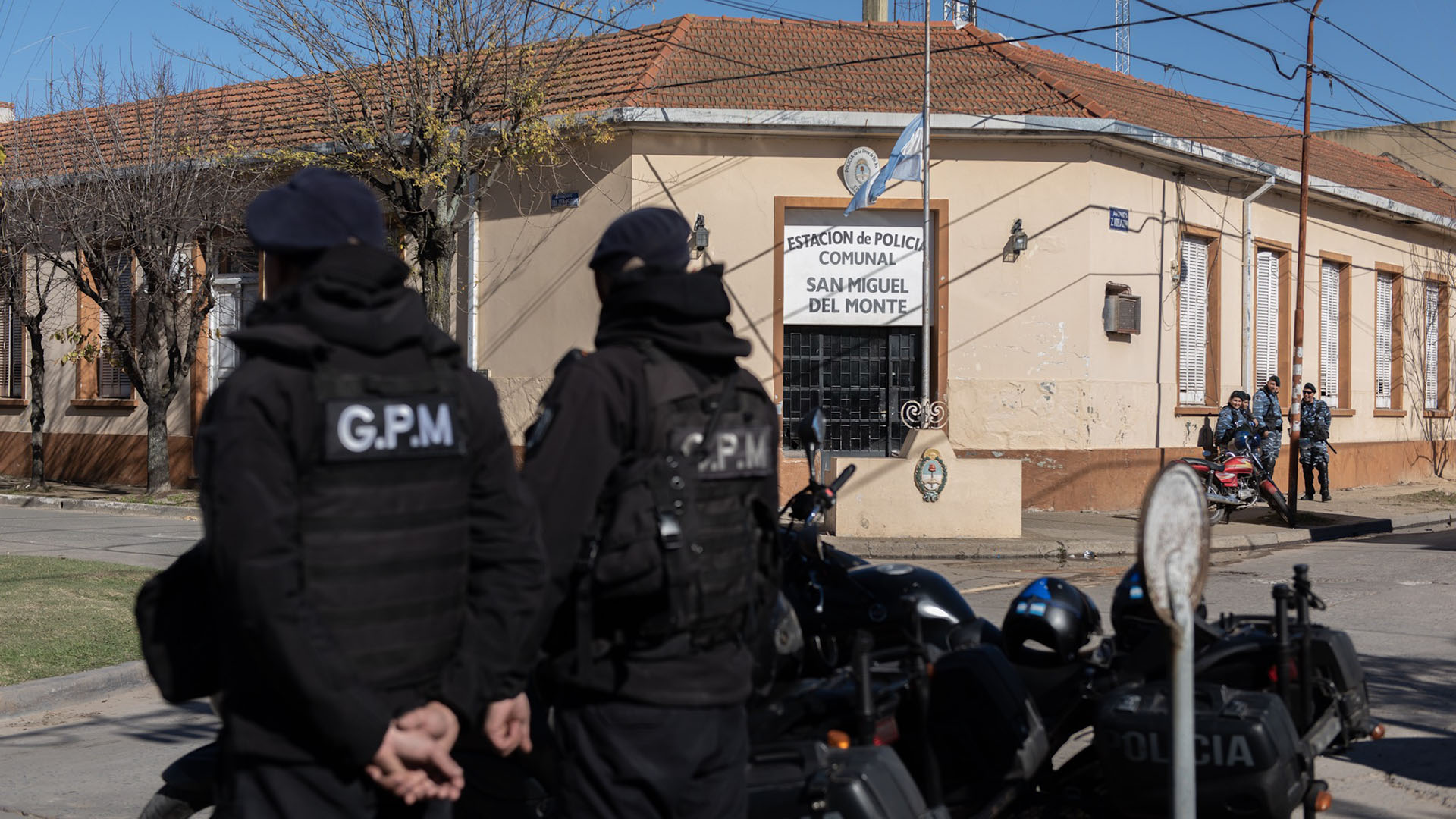Una cuerpo del Grupo de Prevención Motorizada del ministerio de Seguridad de la provincia de Buenos Aires vigila la Comisaría Comunal de San Miguel del Monte. Se multiplicó la cantidad de efectivos policiales asignados al pueblo donde la madrugada del lunes la policía local disparó contra el auto de un inocente lo que provocó en la muerte de cuatro jóvenes. Los vecinos admitieron que nunca vieron tanta policía en la zona