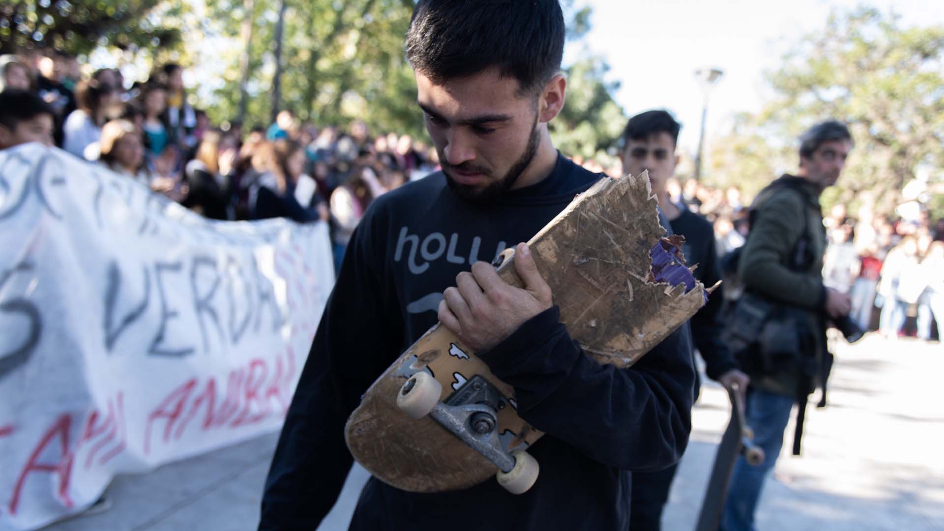 Tablas de la ley: los amigos skaters de las víctimas en la manifestación (Adrián Escandar)