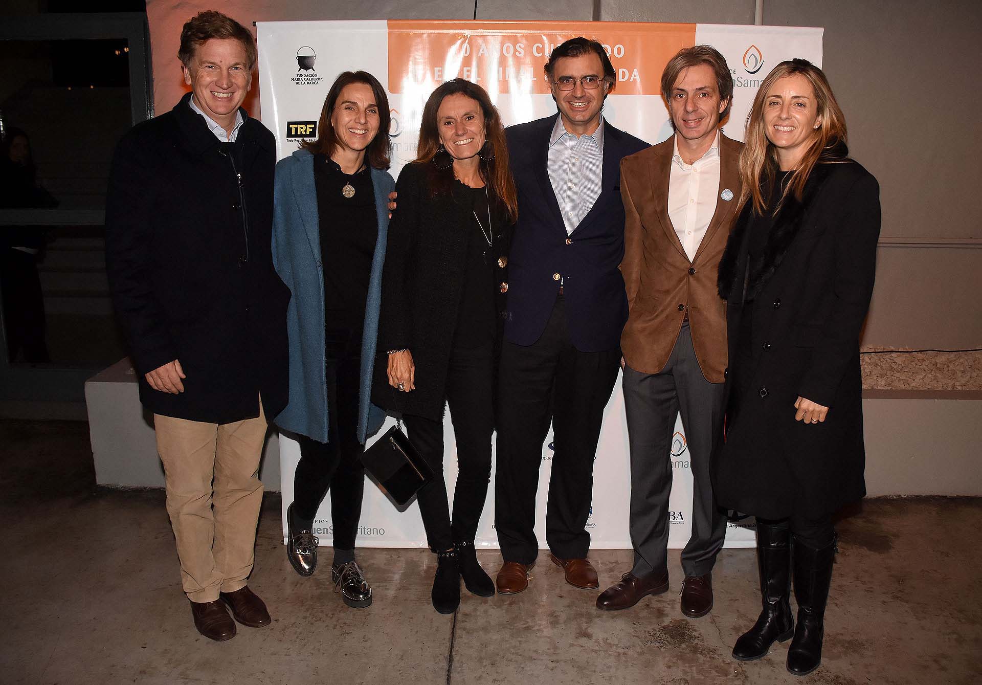 Carlos Galmarini, Diego Botana y Juan Manuel Llapur acompañados por sus mujeres