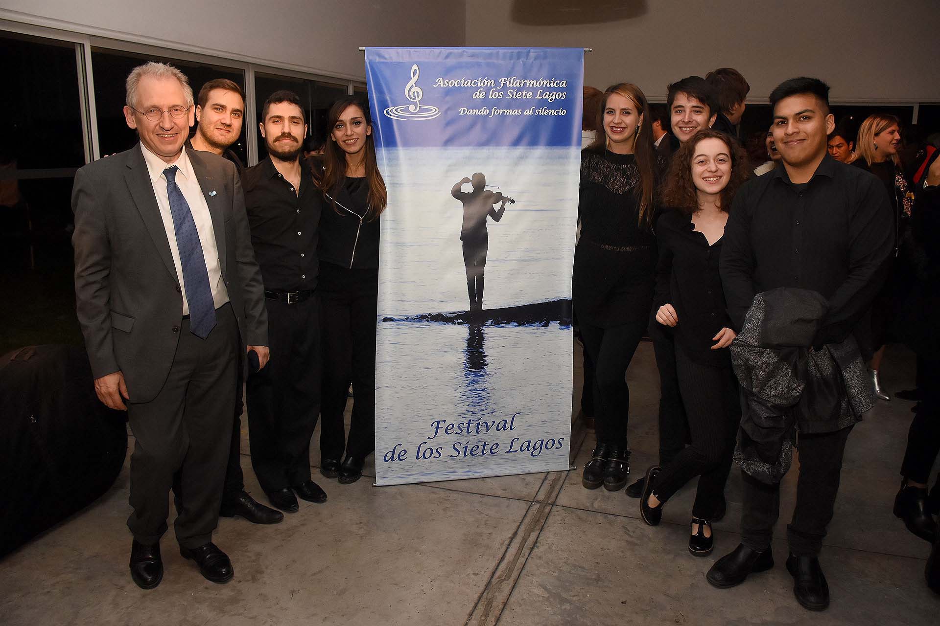 Andrés De la Cruz, presidente de la Asociación Filarmónica de los Siete Lagos, junto a sus integrantes