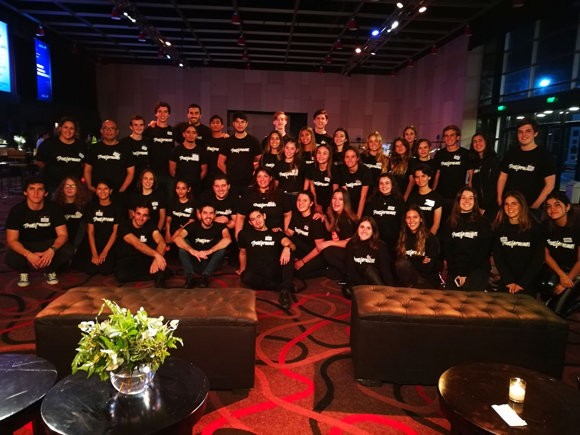 42 alumnos becados de la Universidad Austral participaron como voluntarios en la segunda Cena Austral /// Fotos: Gentileza Universidad Austral