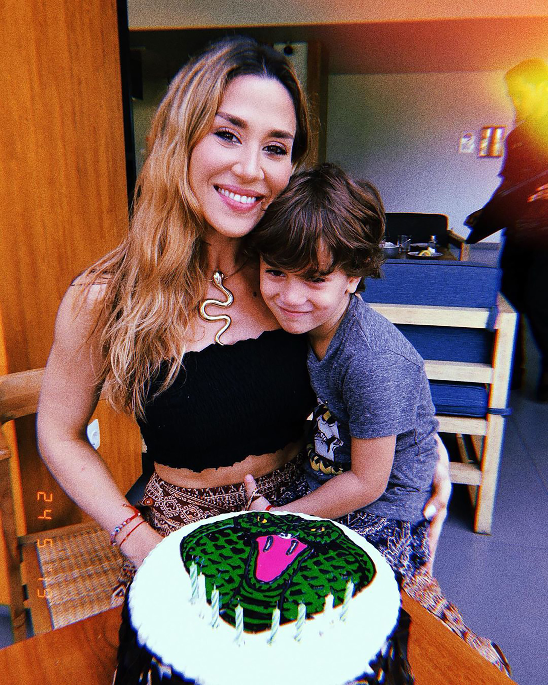 Jimena Barón festejó sus 32 años en Indonesia acompañada por su hijo, Momo. También con Marley y Mirko, ya que están rodando “Por el mundo” en Bali (Foto: Instagram)