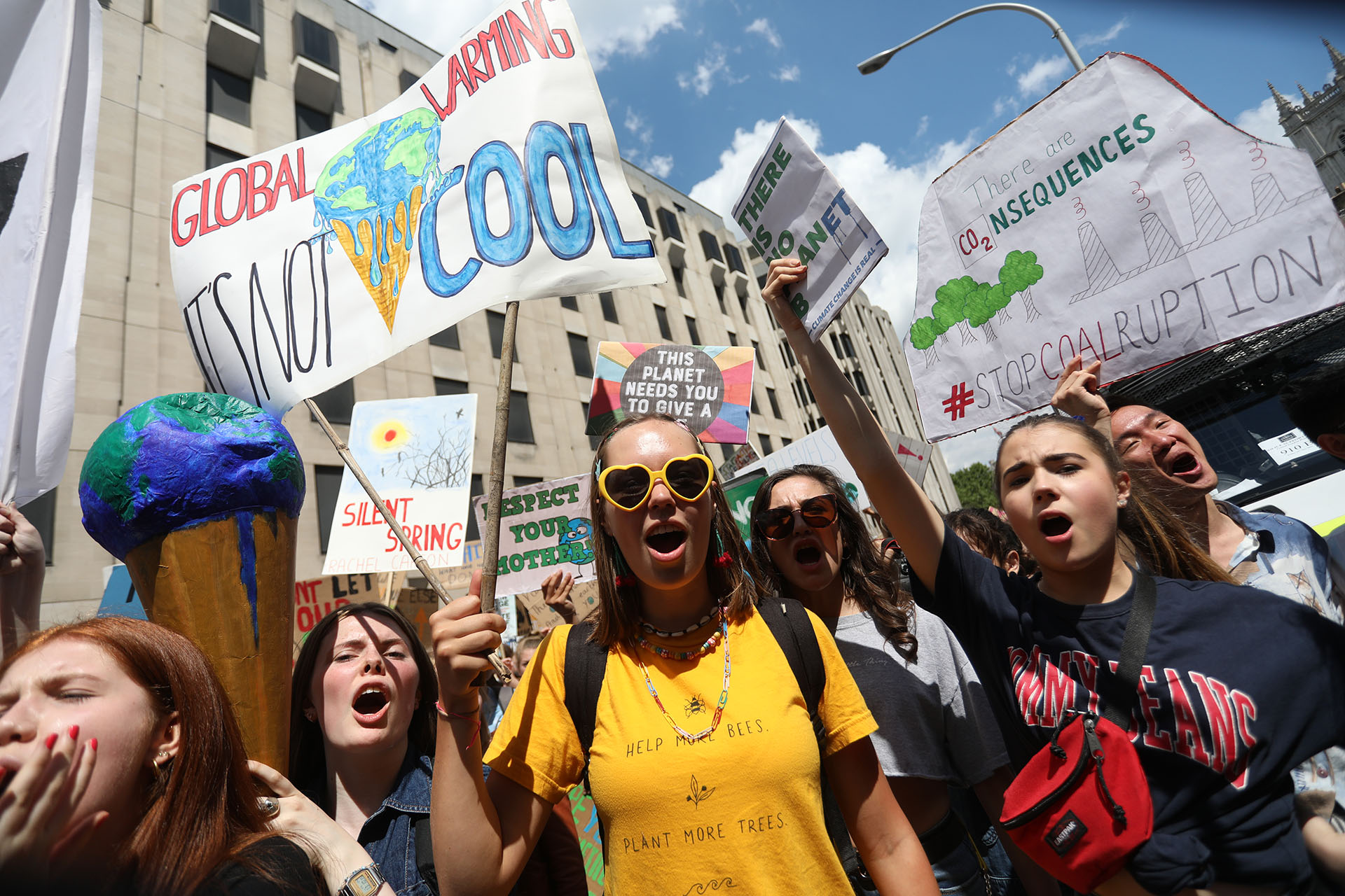 Estudiantes y jóvenes activistas del clima marchan por el centro de Londres el 24 de mayo de 2019. (AFP)