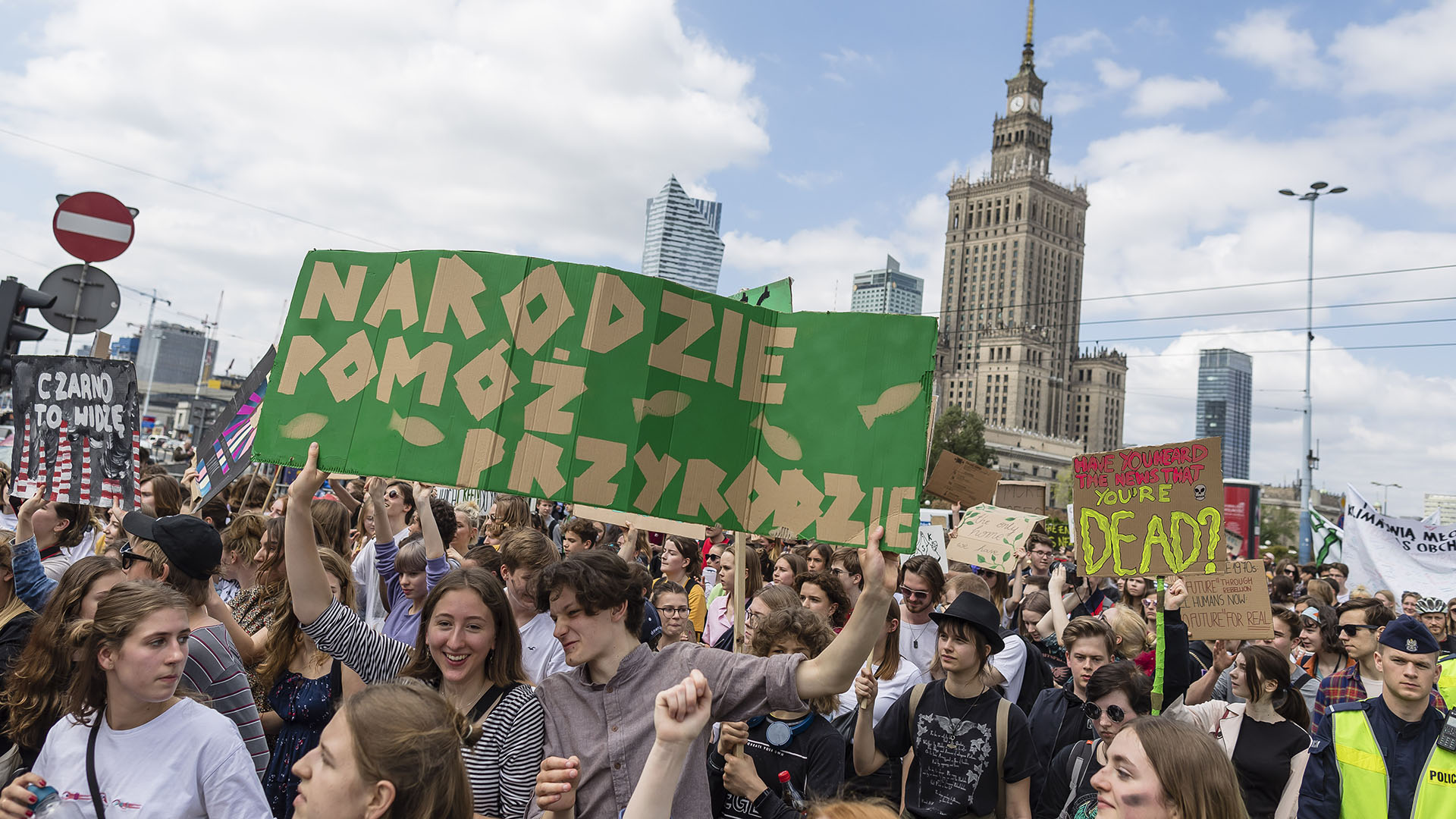 Manifestantes levantan pancartas durante la manifestación “Huelga Global por el Futuro” en Varsovia el 24 de mayo de 2019. (AFP)