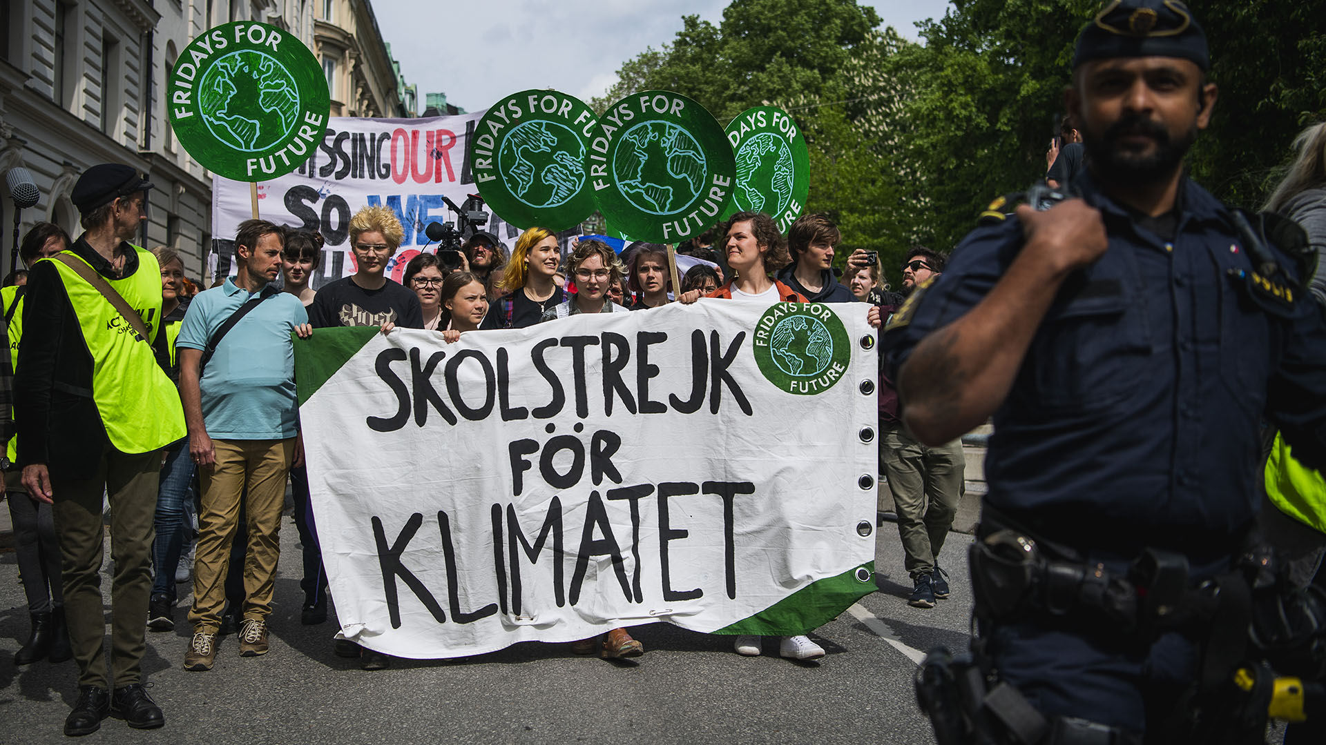 Greta Thunberg (3ª desde la izquierda detrás de la pancarta), la activista sueca del clima de 16 años, marcha durante el movimiento “Huelga Global por el Futuro” el 24 de mayo de 2019 en Estocolmo, Suecia. (AFP)