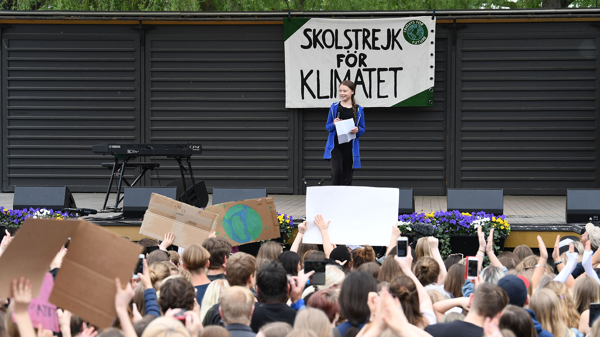 Greta Thunberg, la activista sueca del clima de 16 años de edad, pronuncia un discurso durante el movimiento “Huelga mundial por el futuro” en un día mundial de protestas estudiantiles con el objetivo de incitar a los líderes mundiales a actuar sobre el cambio climático el 24 de mayo de 2019 en Estocolmo, Suecia. (AFP)