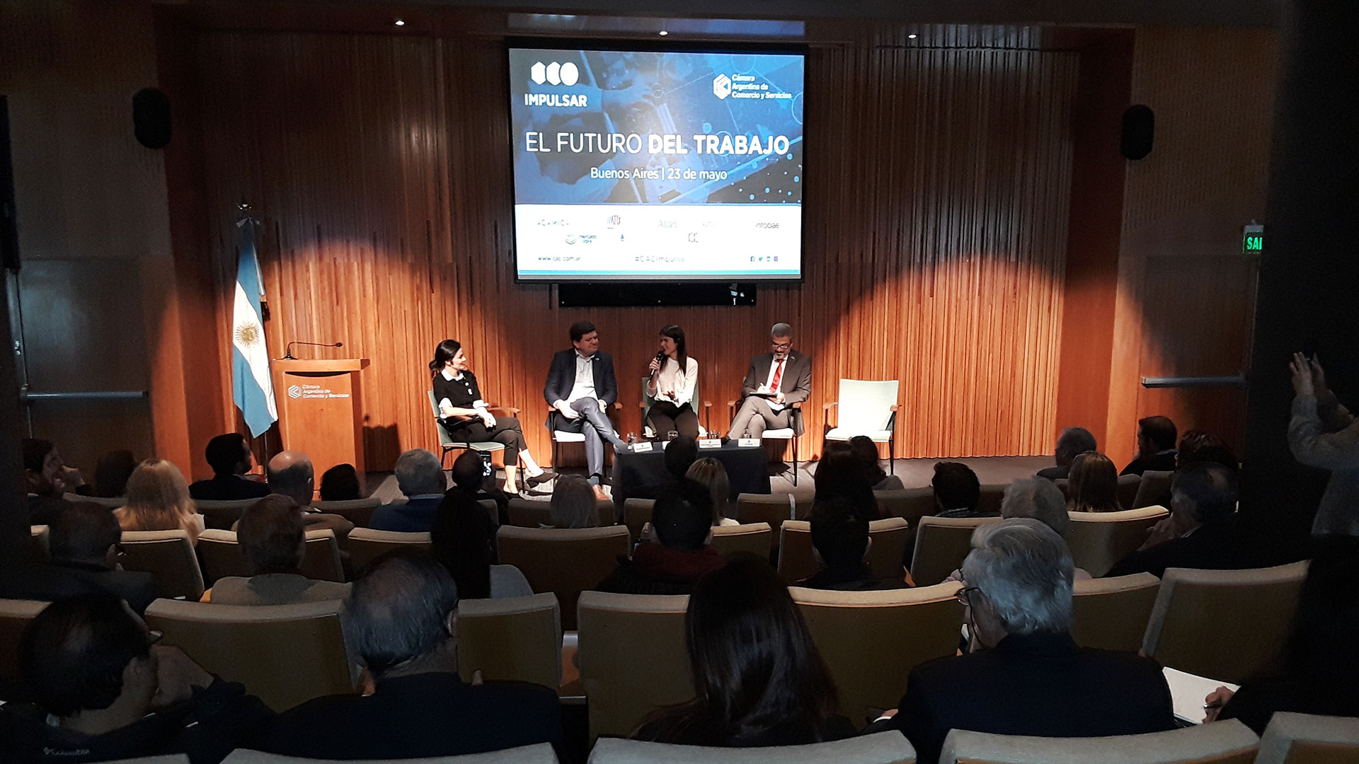 Milagros Etcheberry moderó el panel que tuvo a Fernando Premoli, Pía Giudice y Pedro Furtado de Oliveira