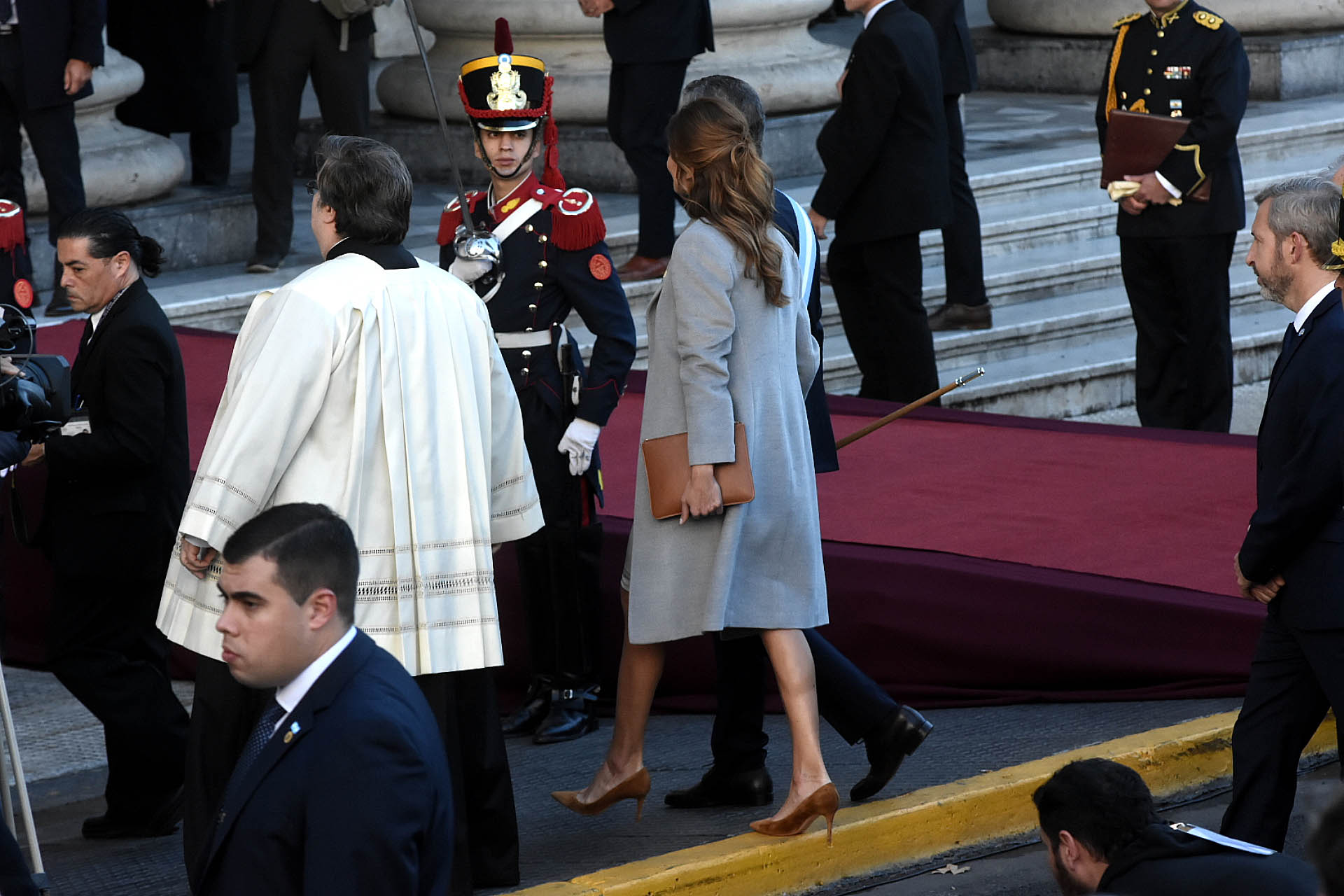 La primera dama lució un vestido a la rodilla y un tapado gris