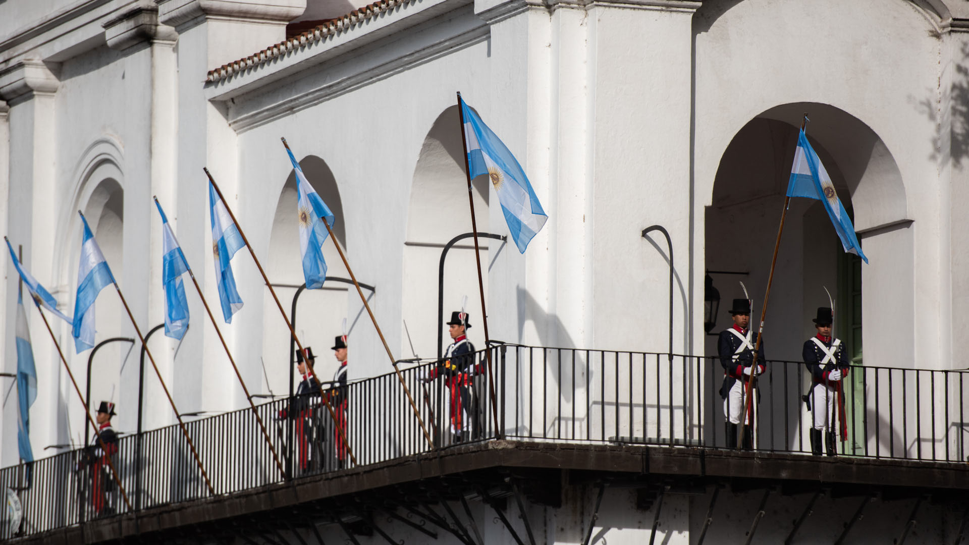 Los granaderos del Cabildo sostuvieron en alto la bandera argentina