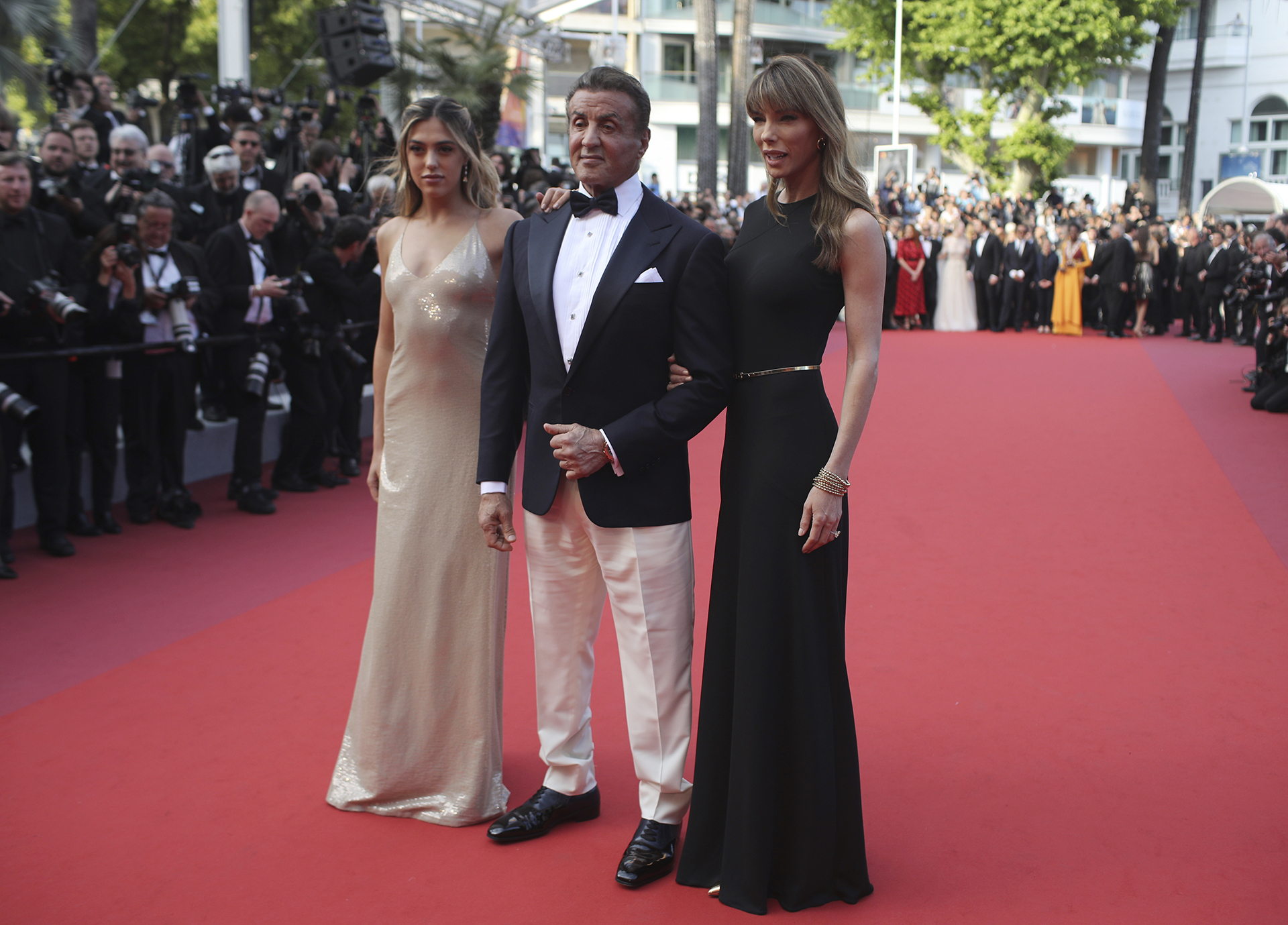 Sistine Rose Stallone, Sylvester Stallone y Jennifer Flavin. La hija del actor, apostó a un vestido simple de paillettes de breteles finitos en escote V, combinados con aros gota y peinado suelto. Sylvester un esmoquin bicolor, saco negro con pantalón off white y camisa blanca con botones forrados en negro. Jennifer, optó por un vestido negro con escote redondo y cinturón finito en dorado
