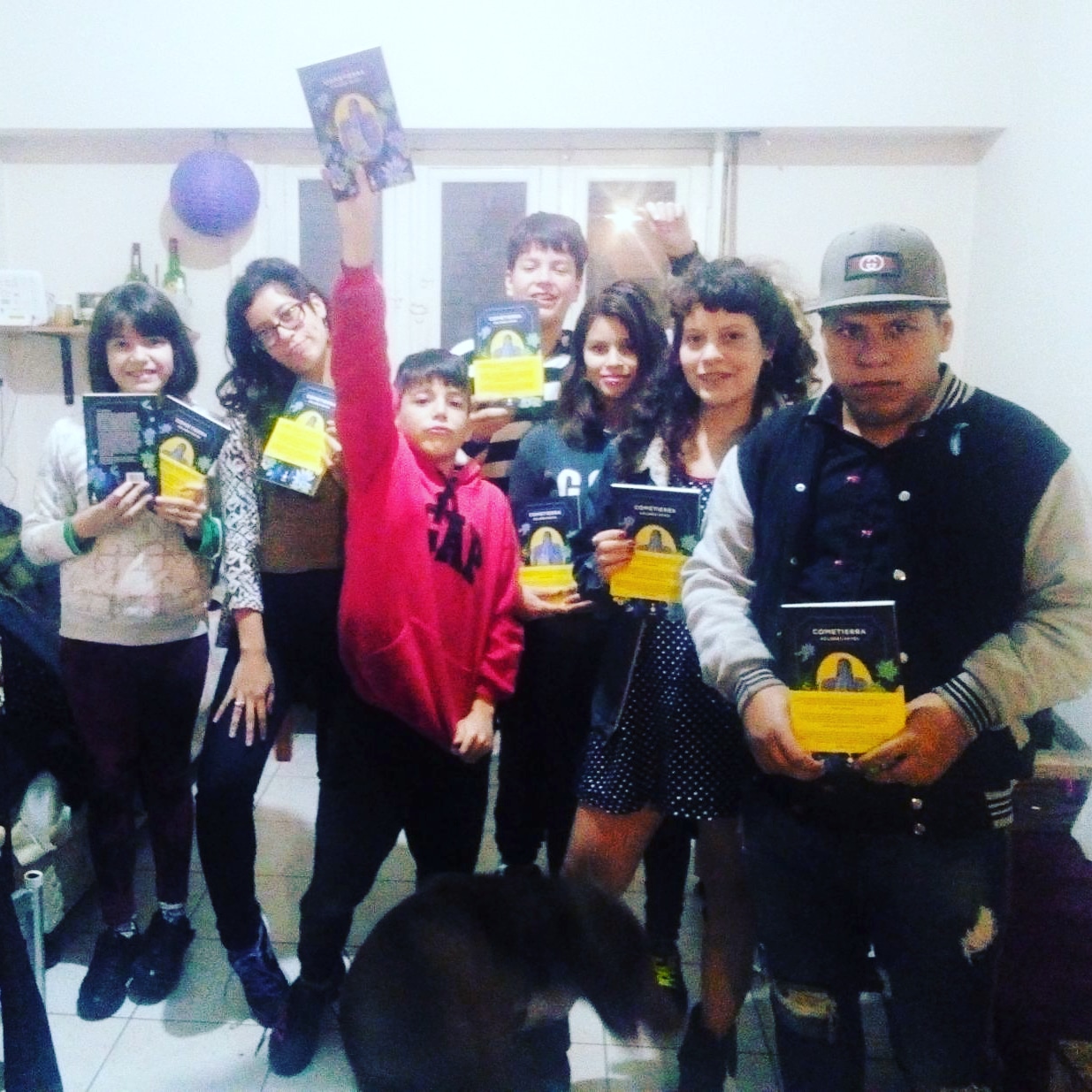 Los siete hijos de Dolores Reyes, con la novela de su madre en sus manos. (IG de @mariadolores.reyes.3)