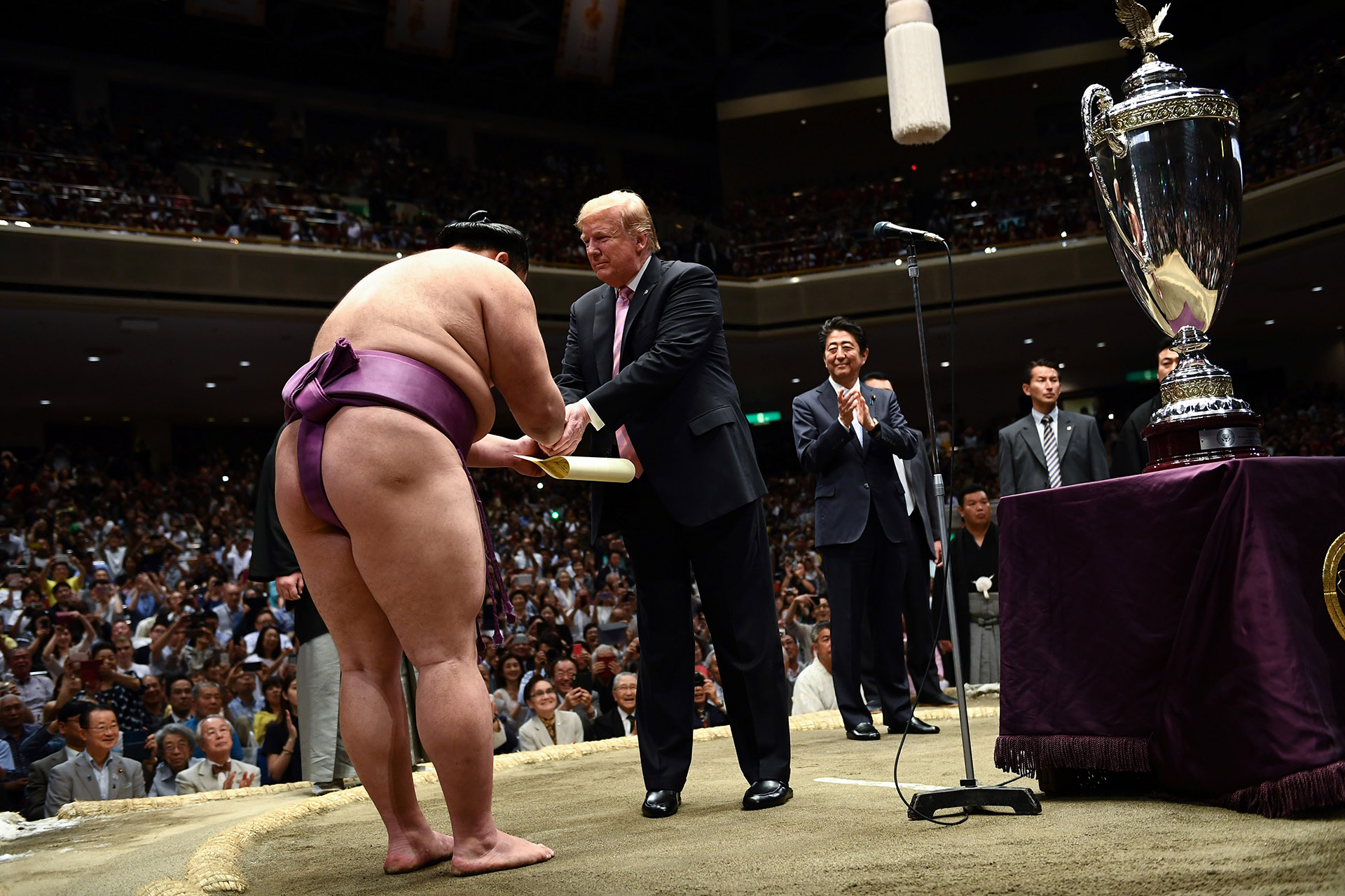 En medio del “dohyu”, al que accedió por una escalerilla especial, Trump leyó un certificado que entregó también a Asanoyama en el que señalaba que ha sido merecedor del trofeo por su “destacado éxito” en el torneo, con 12 victorias y 3 derrotas