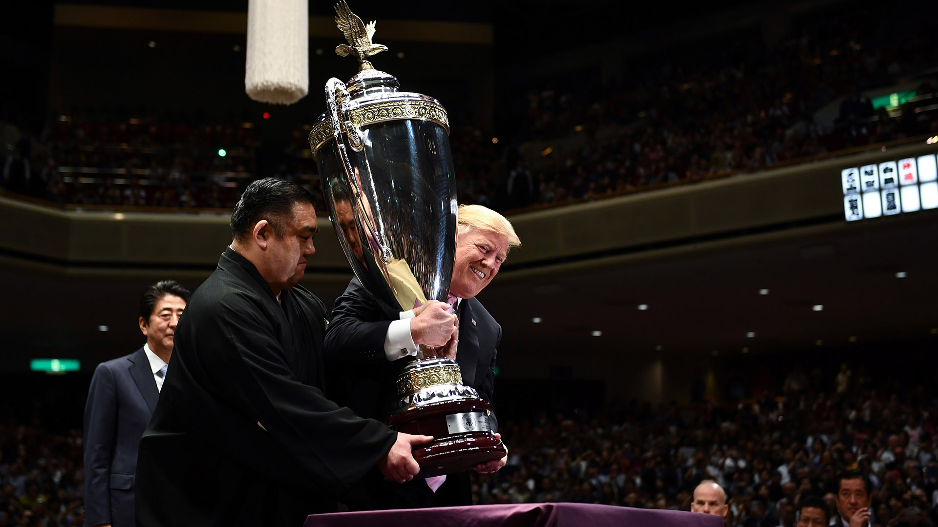 El trofeo lleva el nombre de Copa del Presidente de EEUU, confeccionada en ese país, con 1,37 metros de altura y coronada por un águila