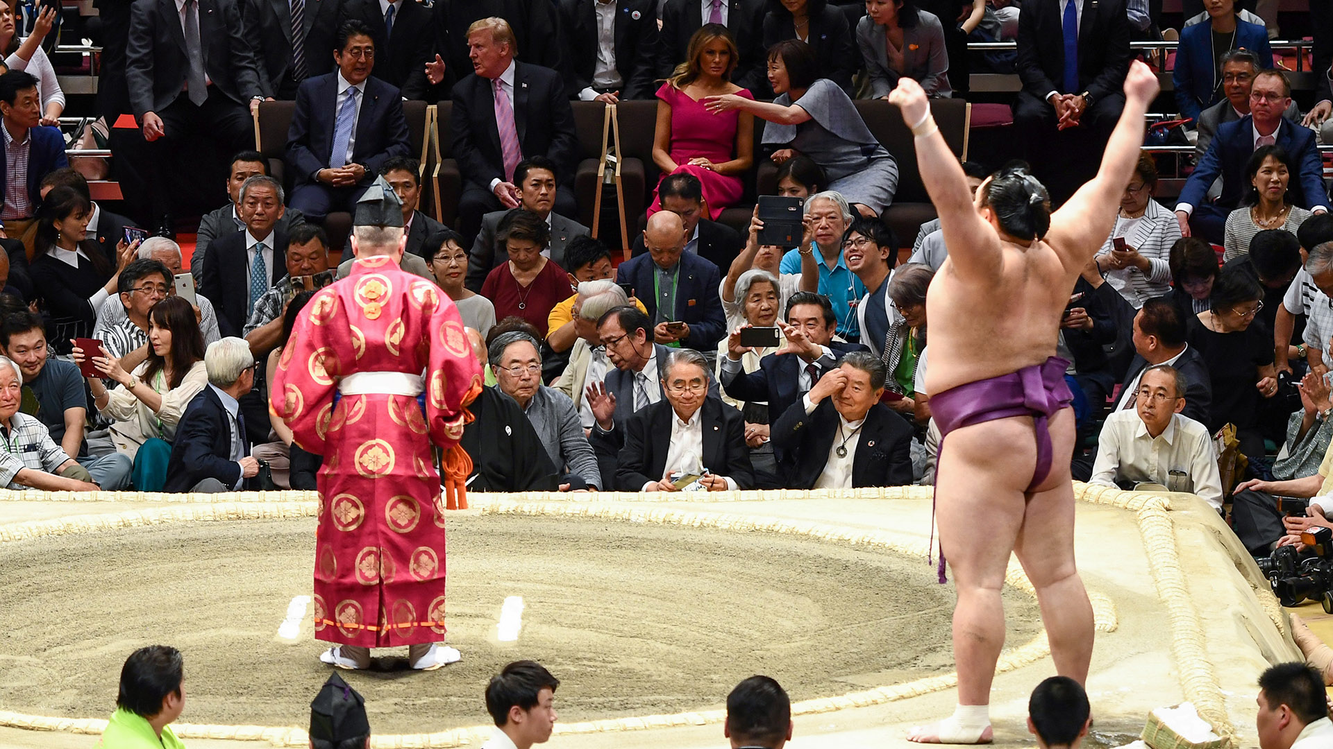 Se advirtió a los aficionados de que quedaba prohibido lanzar sus cojines -como es tradicional cuando un gran campeón, un “yokozuna”, es derribado por su adversario- por miedo a que alguno cayera sobre el presidente estadounidense
