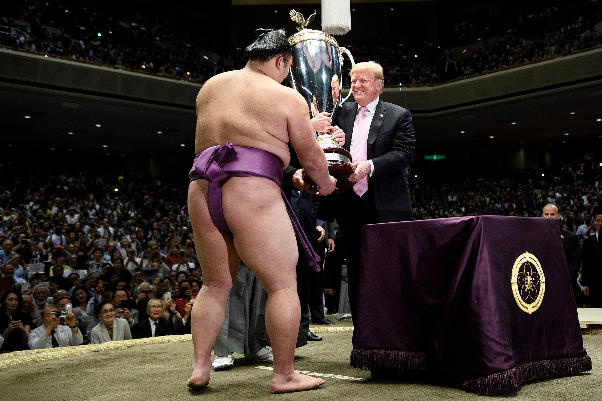 “Me alegró mucho (recibir la copa). Pero no puedo expresarlo con palabras”, afirmó Asanoyama poco después de que Trump y Abe abandonaran el lugar tras la ceremonia de entrega del trofeo