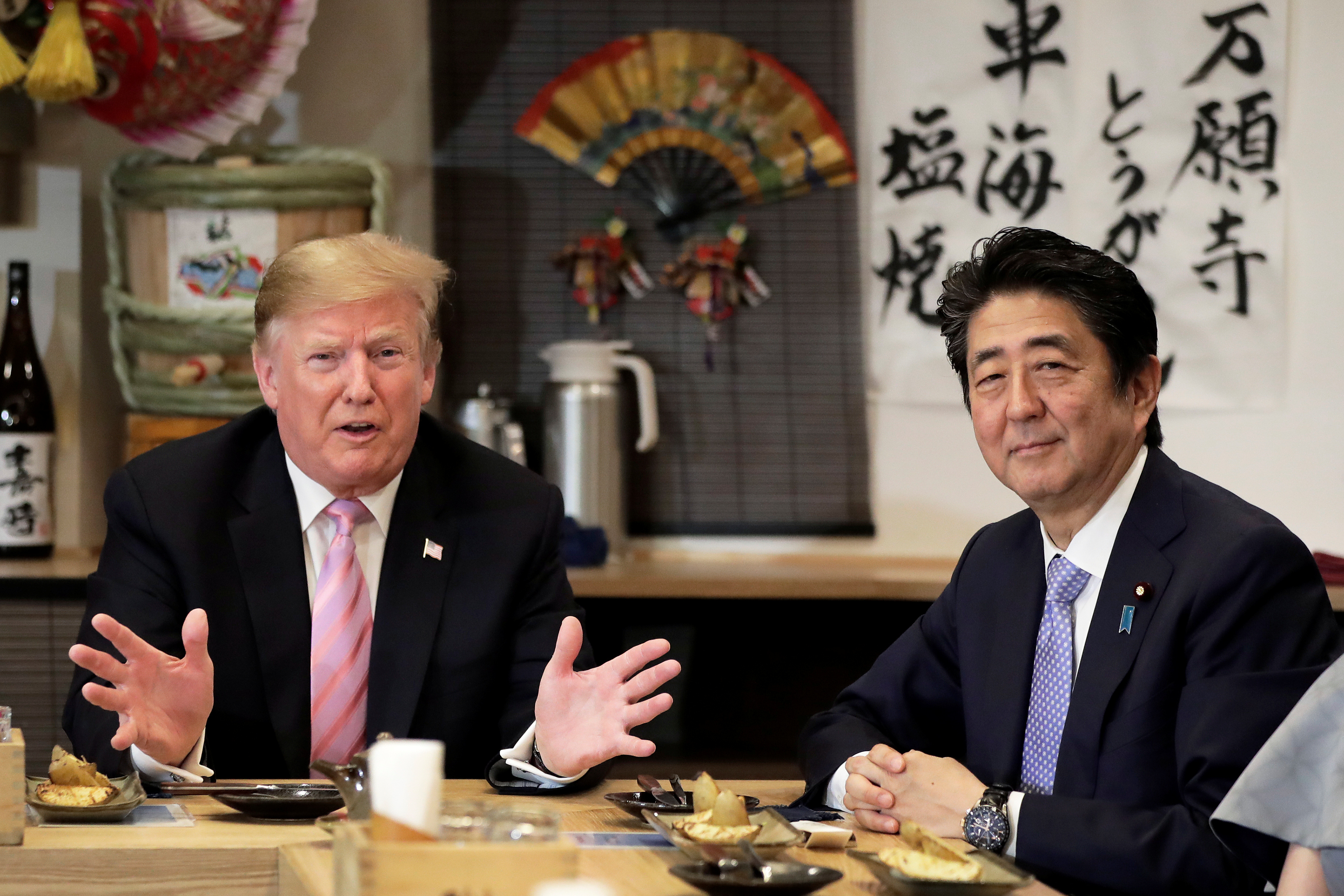“Me gustaría dar las gracias. Fue una velada increíble en el sumo”, se entusiasmó Donald Trump más tarde, en un restaurante con su esposa y la pareja Abe. “Es un deporte muy antiguo y siempre quise ver sumo”