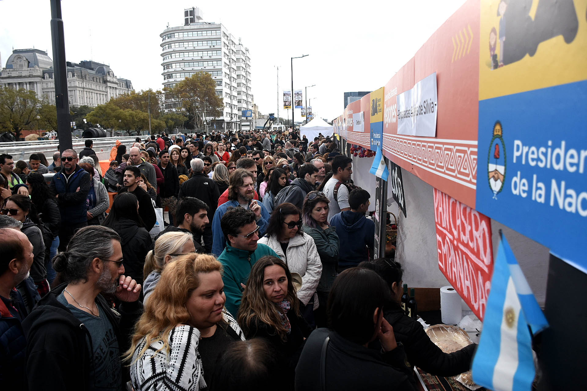 Las comidas típicas fueron otra de las grandes atracciones del domingo
