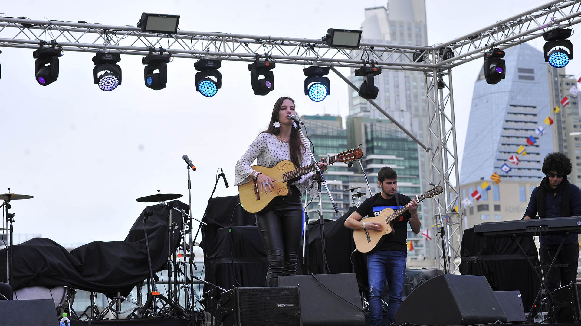 Las nuevas escalinatas que unen la Plaza de Mayo con Puerto Madero fueron escenario de Buenos Aires Celebra las Regiones