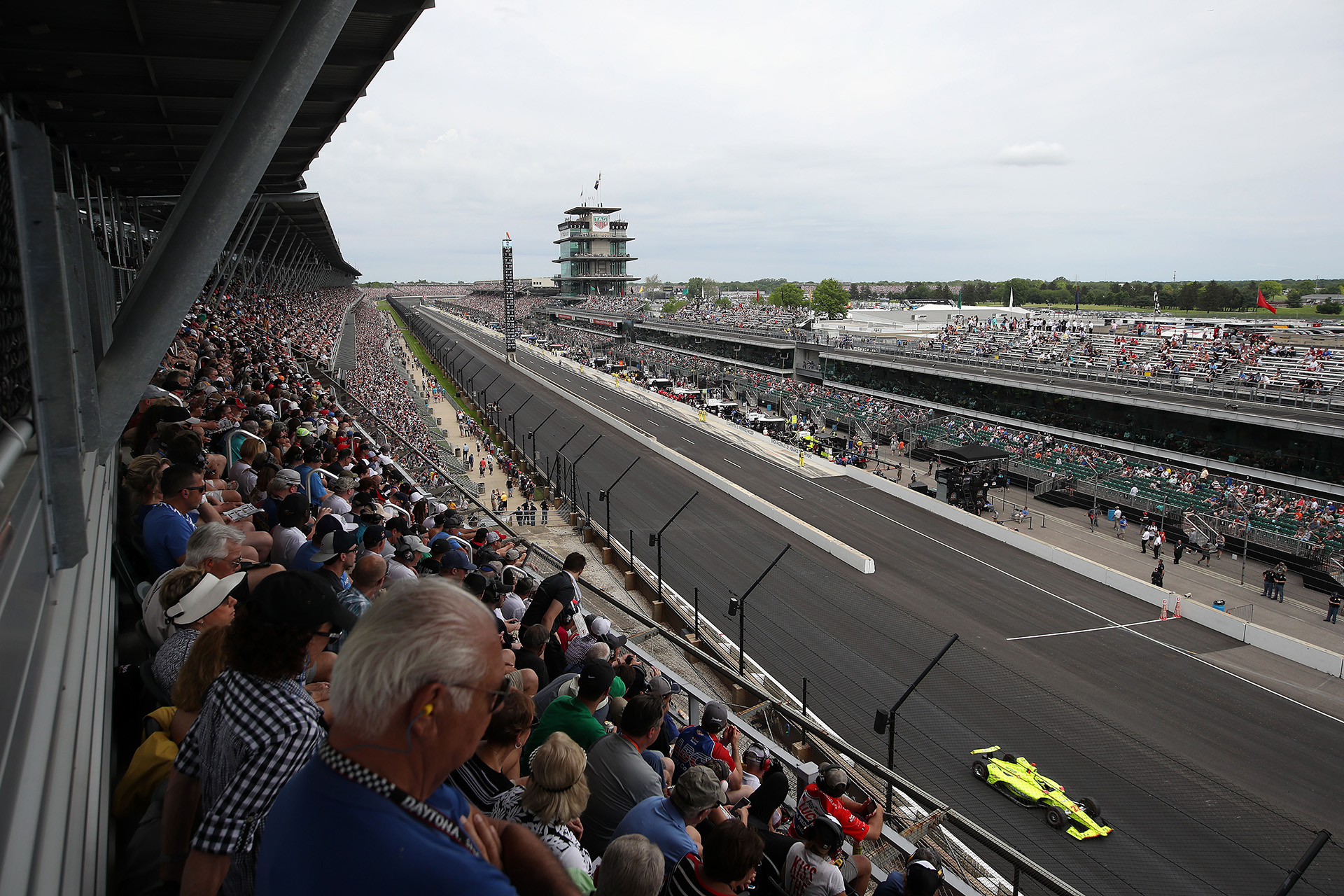 Tras la reanudación, cuando sólo faltaban 13 vueltas para completar las 500 millas en el circuito Motor Speedway de Indianápolis, el piloto francés adelantó inmediatamente al estadounidense