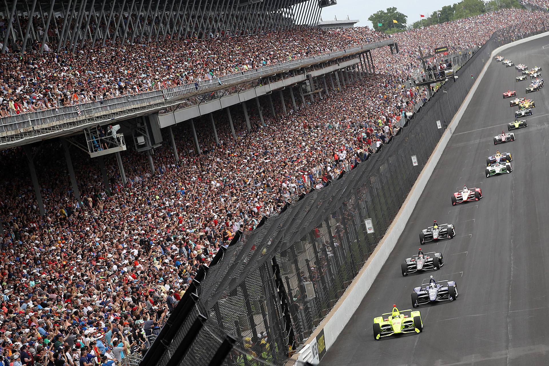 En las últimas dos vueltas, Rossi intentó a la desesperada recuperar la delantera, pero Pagenaud neutralizó los movimientos del estadounidense cubriendo la parte interior del asfalto y cruzó la línea de llegada con dos décimas de segundo por delante de su inmediato perseguidor. En tercer lugar quedó el piloto japonés Takuma Sato