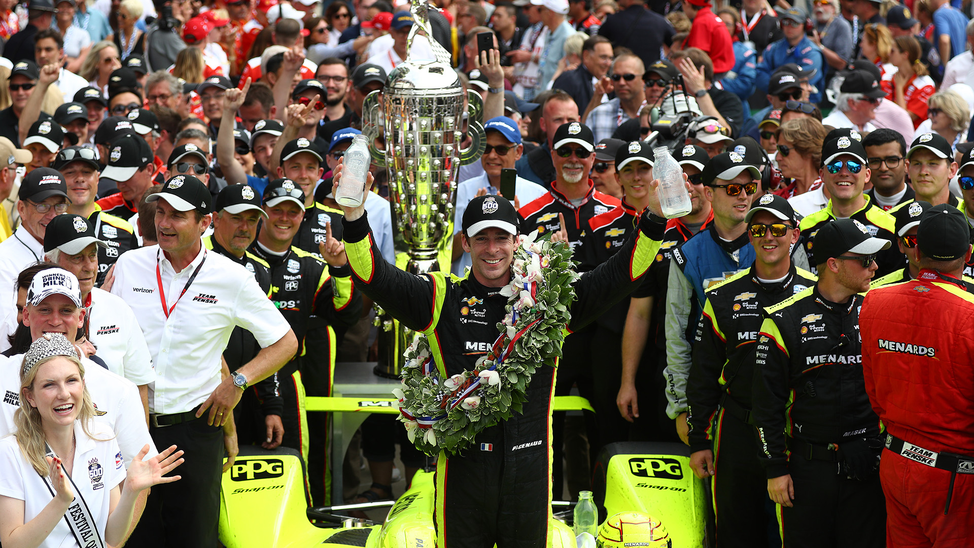Bourdais, que compitió en la Fórmula 1 con Toro Rosso en 2008, cerró el paso a Rahal y sus vehículos se tocaron provocando una reacción en cadena que también afectó a los pilotos Felix Rosenqvist, Charlie Kimball y Zach Veach