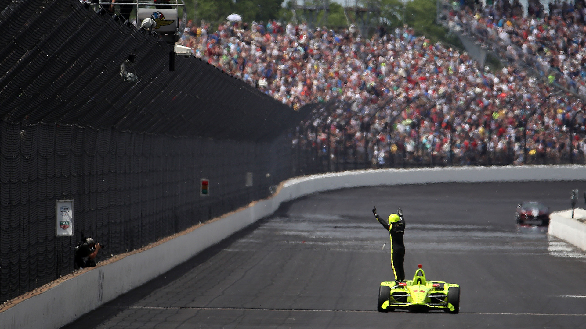La 103 edición de las 500 Millas de Indianápolis discurrió si grandes incidentes hasta que en la vuelta 177, el estadounidense Graham Rahal (Team Rahal Letterman Lanigan Racing-Honda) intentó adelantar por el interior a Sebastian Bourdais