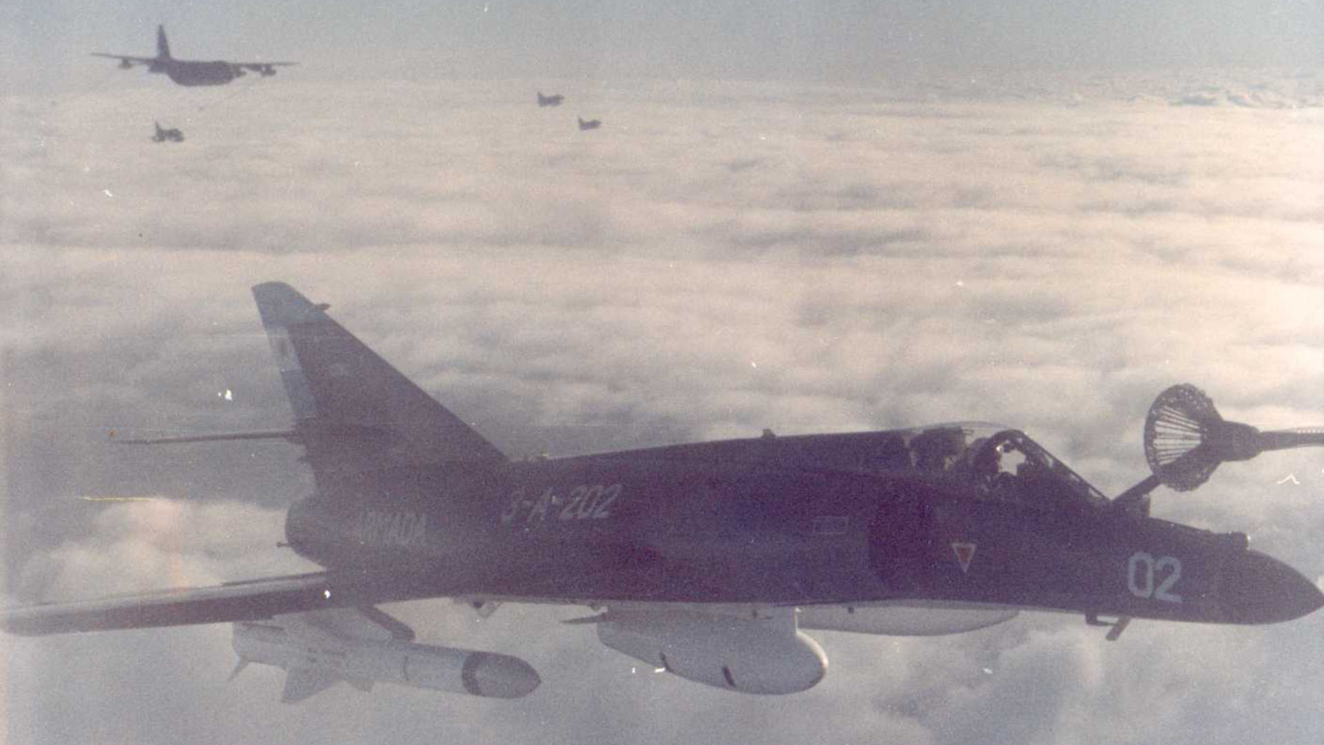 30 de mayo de 1982: el SUE de Francisco con el misil AM 39 se reabastece mientras los 4 Skyhawk se alternan de dos para cargar combustible.