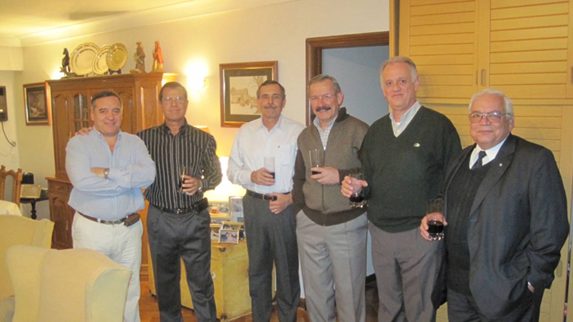 Reencuentro y hermandad: .Gerardo Isaac, Alejandro Francisco, Osvaldo Bilmesi, tripulante de un Hércules de reabastecimiento, Enesto Ureta, Luis Collavino y el Brigadier Litrenta, piloto de uno de los Hércules que participaron de la única operación conjunta entre las fuerzas